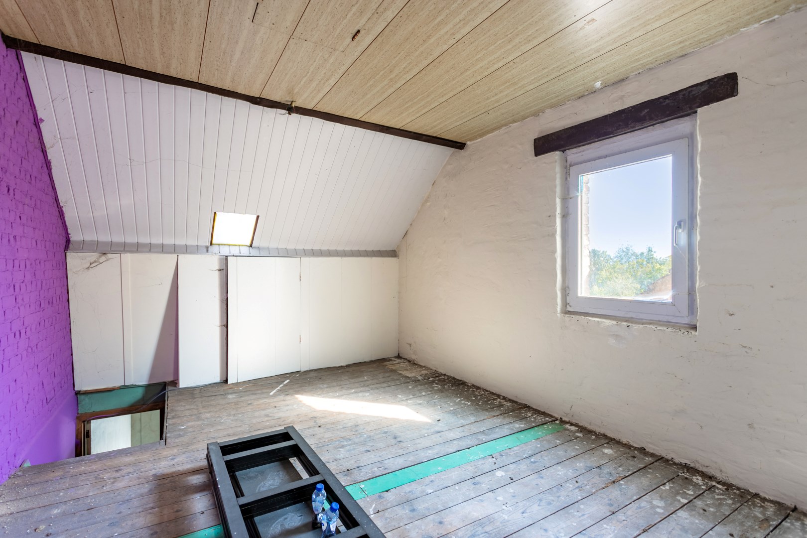 Op te frissen woning met 2 &#224; 3 slpk en tuin te Buizingen. 