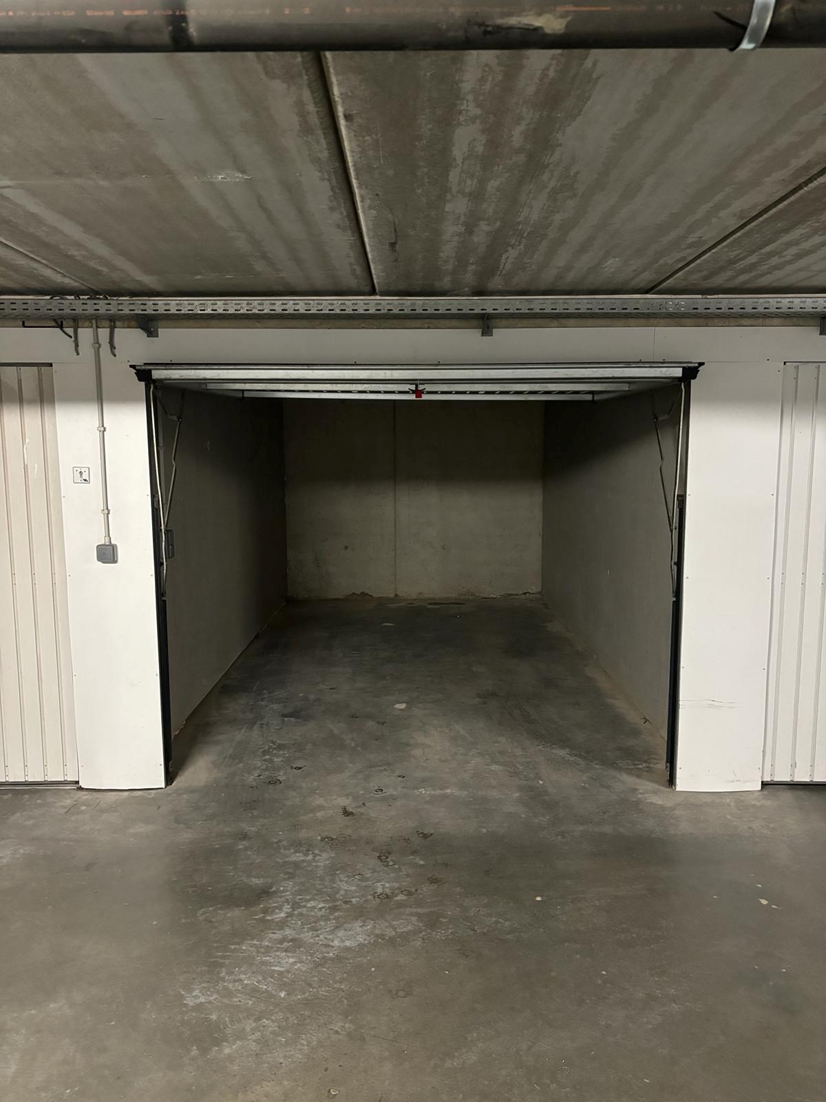 Gesloten garagebox nabij het zwembad van Oostende 