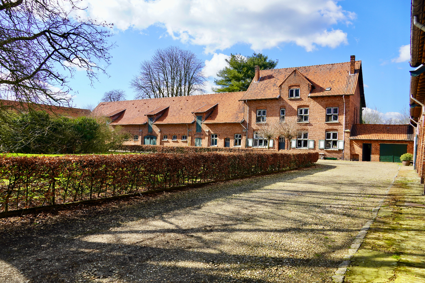 Charmante hoeve met paardenstallen en aanhorigheden op  ca. 15 Ha te Poppel 