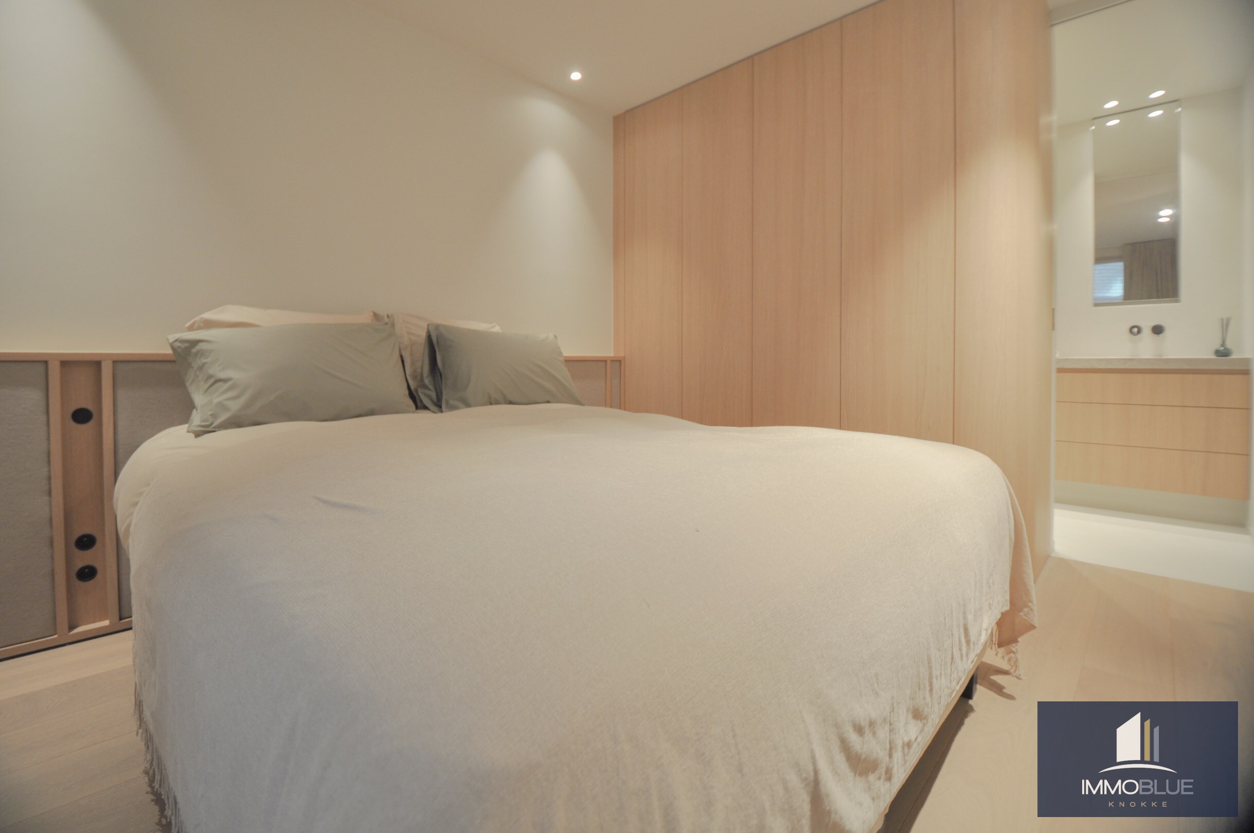 Volledig gerenoveerd appartement met een mooi zijdelings zeezicht gelegen nabij het Driehoeksplein. 