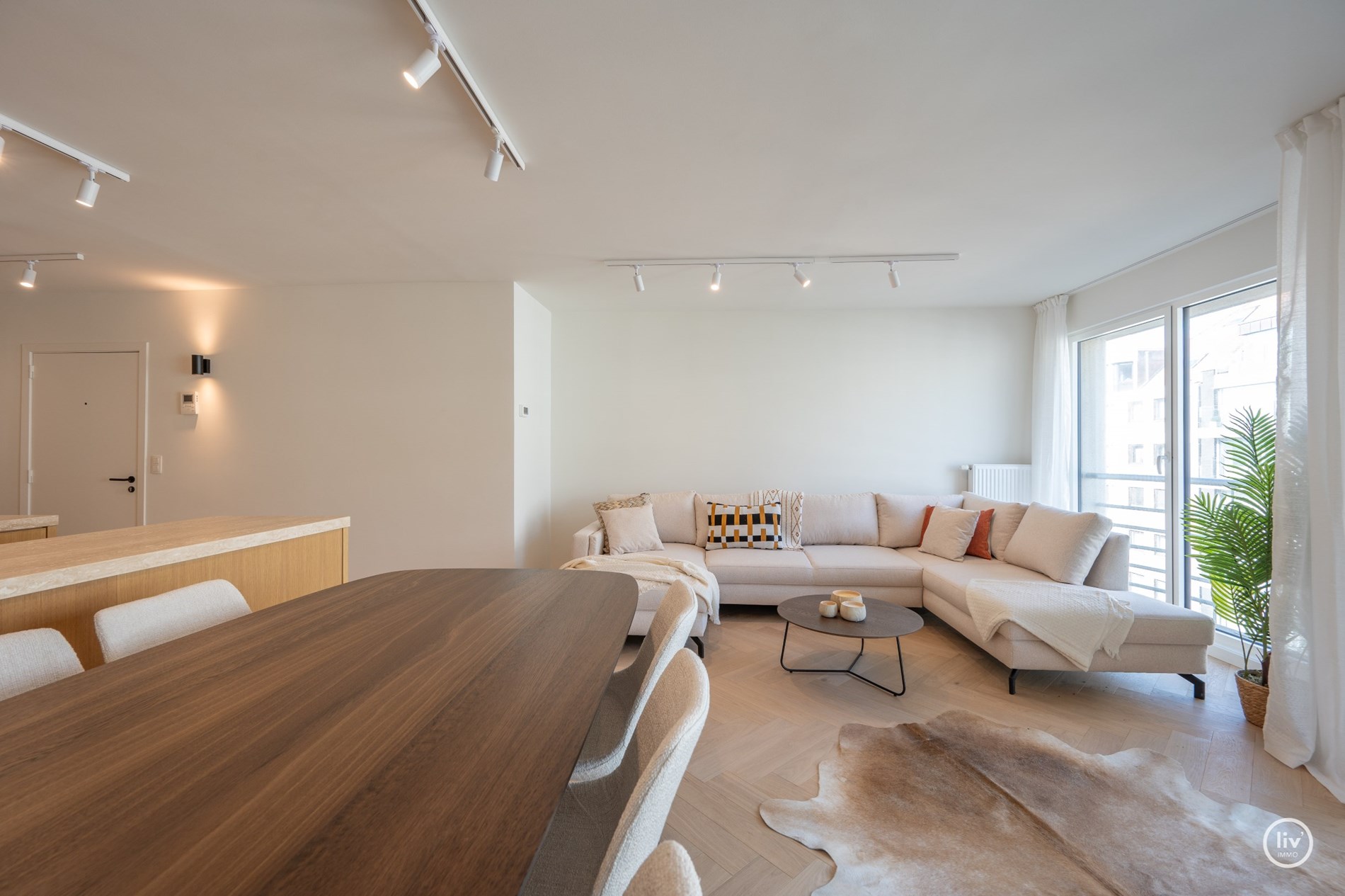 Gerenoveerd appartement met 2 volwaardige slaapkamers gelegen op de Lippenslaan vlakbij het Vanbunnenplein te Knokke. 
