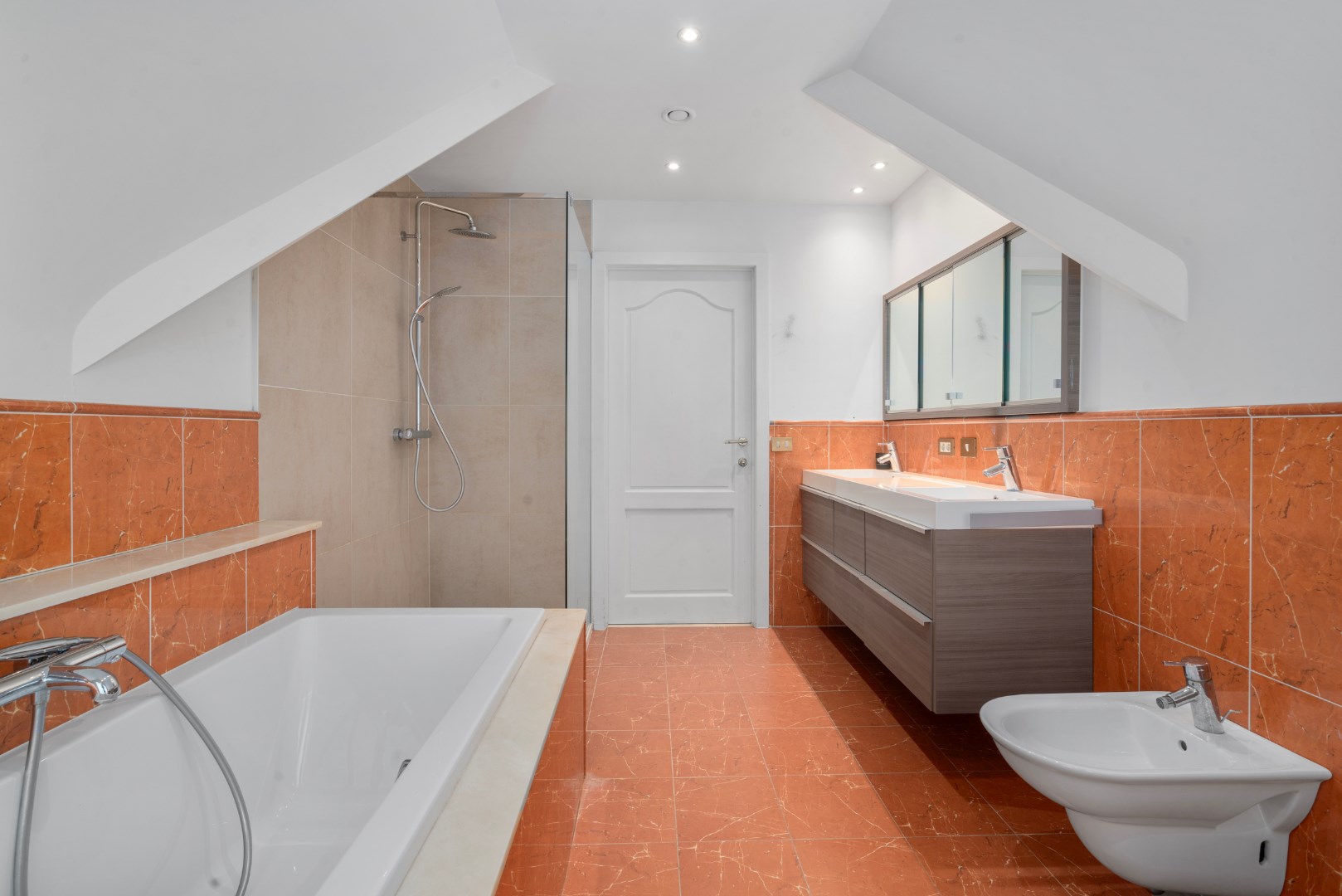 Stijlvolle villa met 5 slaapkamers op mooi perceel van 1325m&#178; 