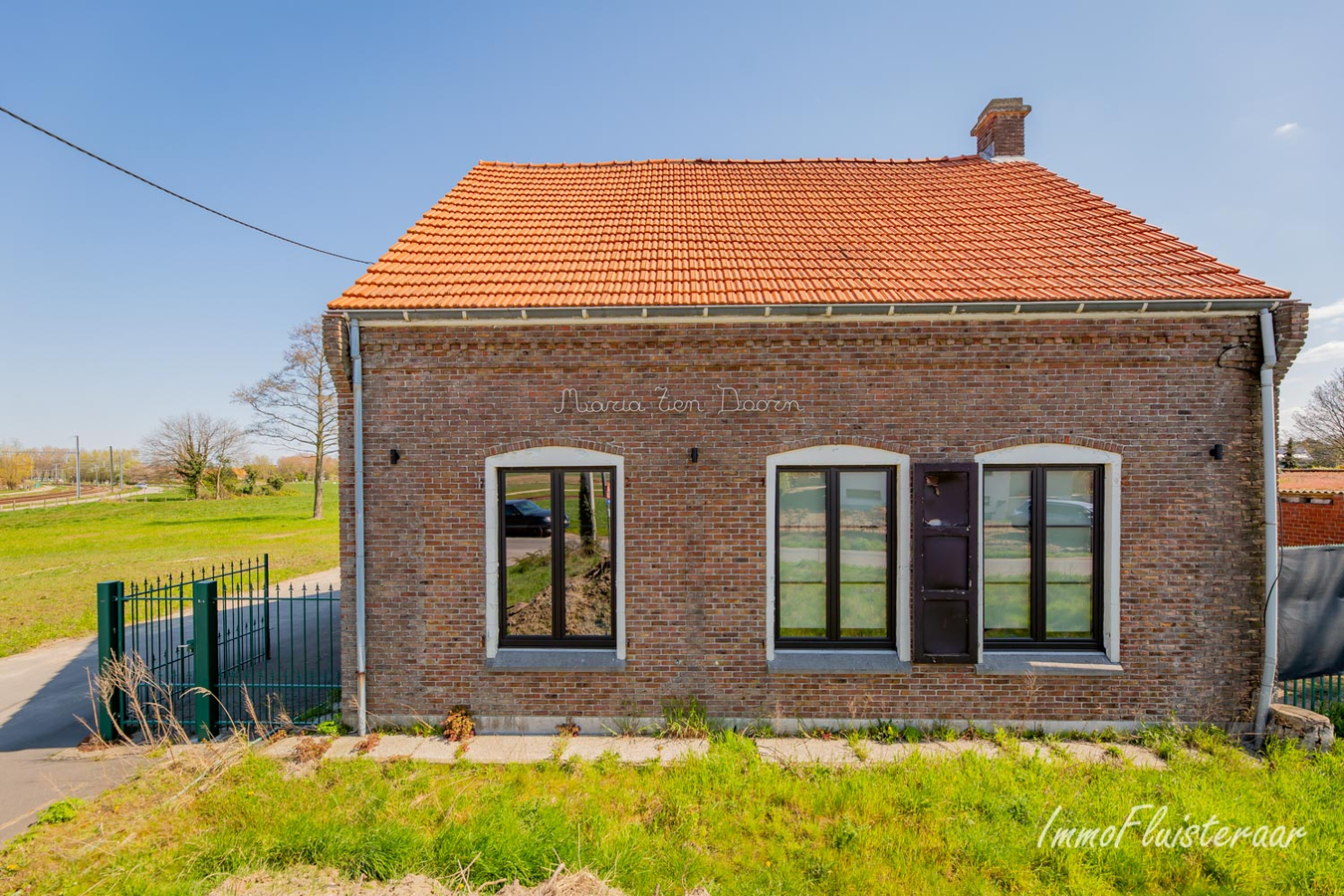 Voyante woning met stalgebouw en aanpalende weiden op 9.599m&#178; 