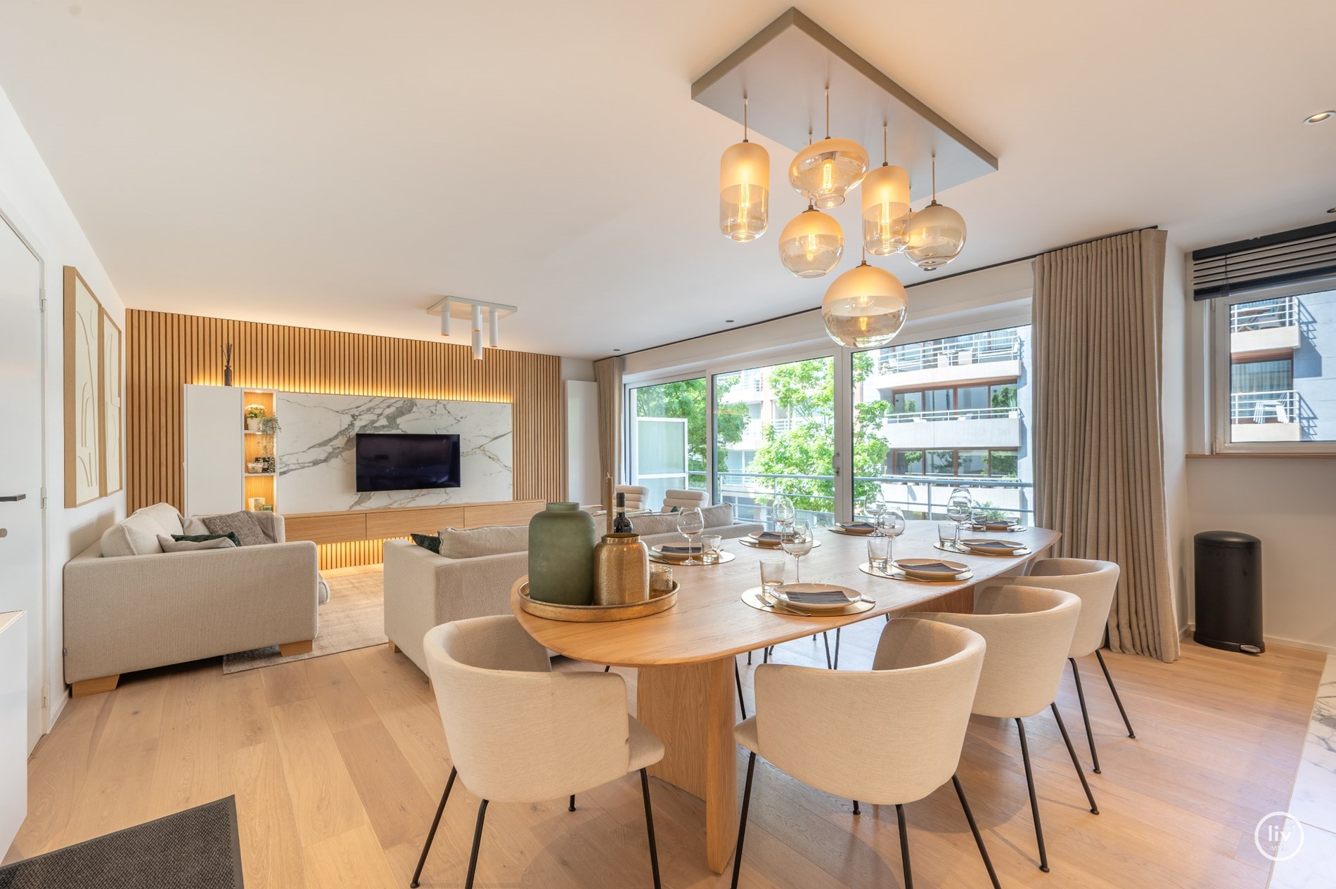 Instapklaar 3-kamer appartement op wandelafstand van de Lippenslaan met zuidgericht-terras. 8m gevelbreedte ! garage mogelijk in het gebouw. 