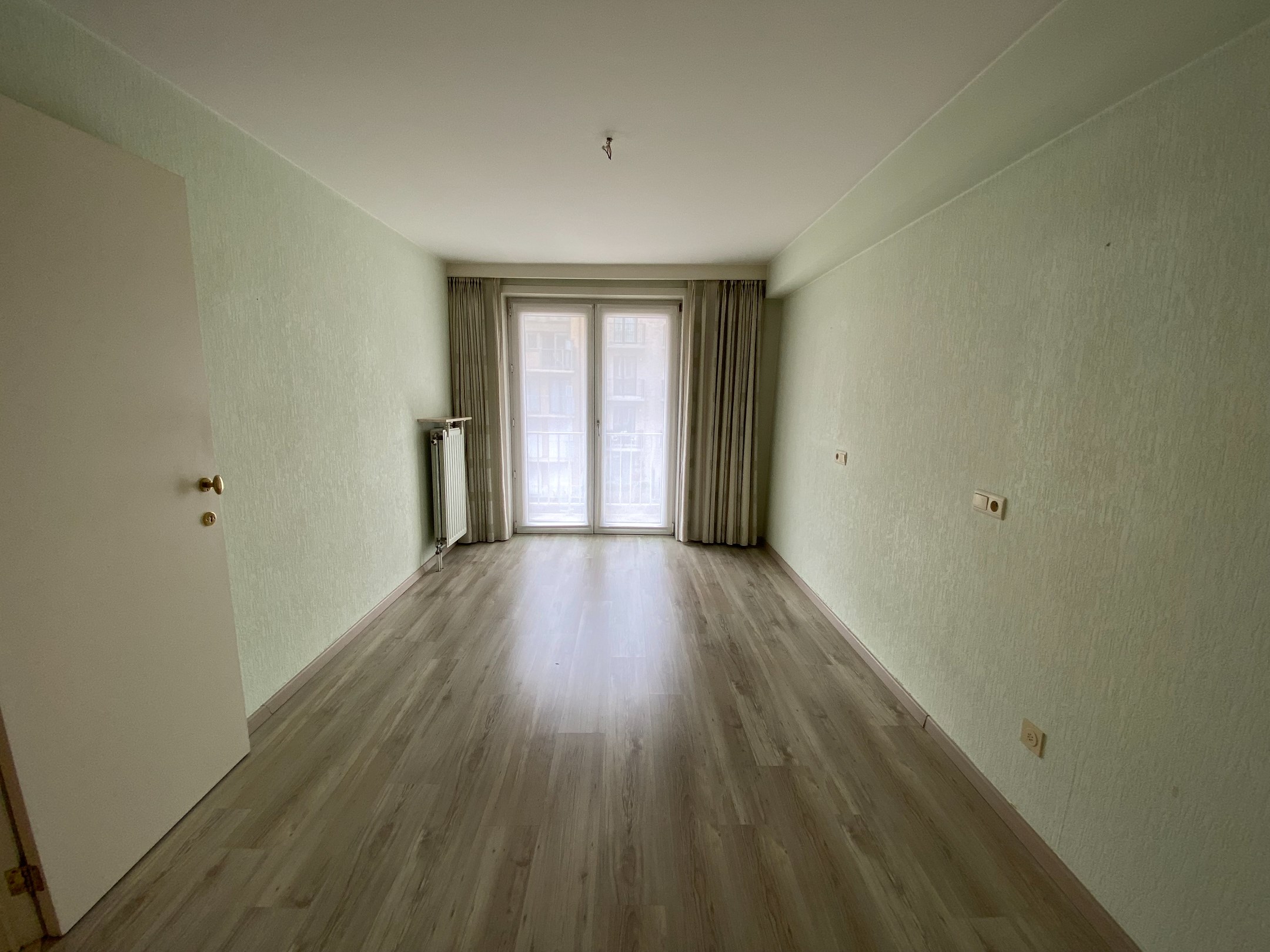 Ongemeubeld - Aangenaam en ruim appartement met drie slaapkamers gelegen in de Lippenslaan te Knokke. 
