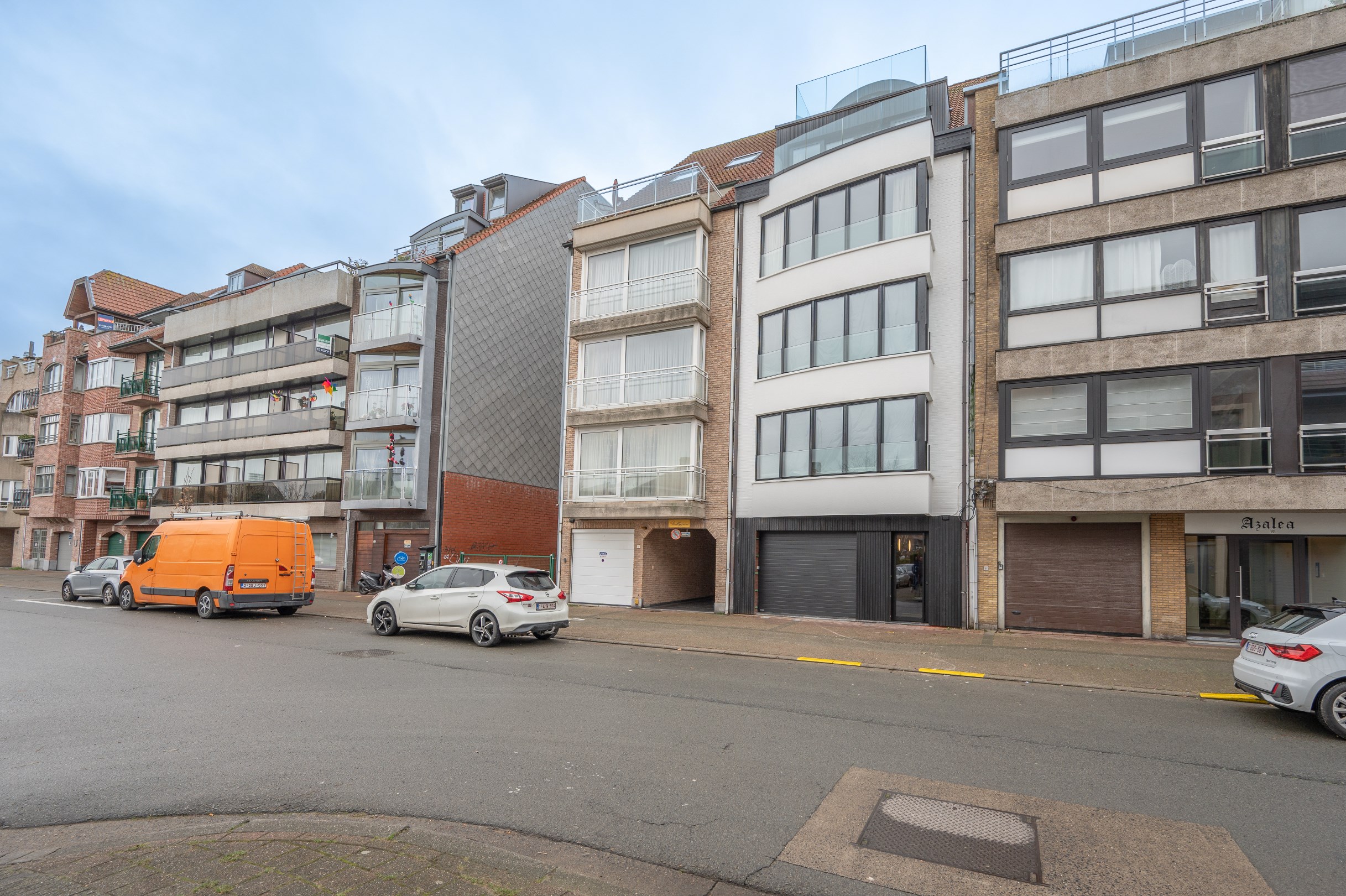 Uniek appartementsgebouw te koop met gerenoveerde appartementen gelegen in de Piers de Raveschootlaan met een prachtig open zicht over de villa&#39;s te Knokke. 