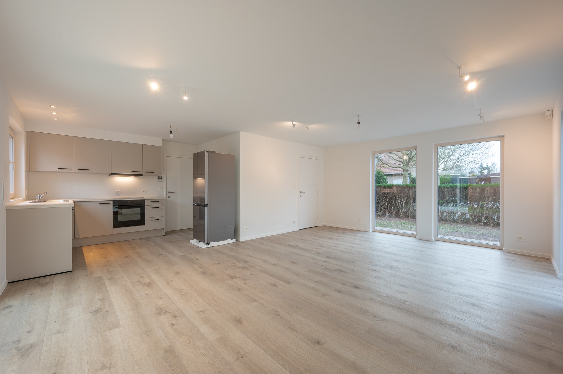 Maison individuelle spacieuse avec deux chambres, une salle de bains et un double garage int&#233;gr&#233; situ&#233;e dans la rue de l&#39;Aster &#224; Knokke. 