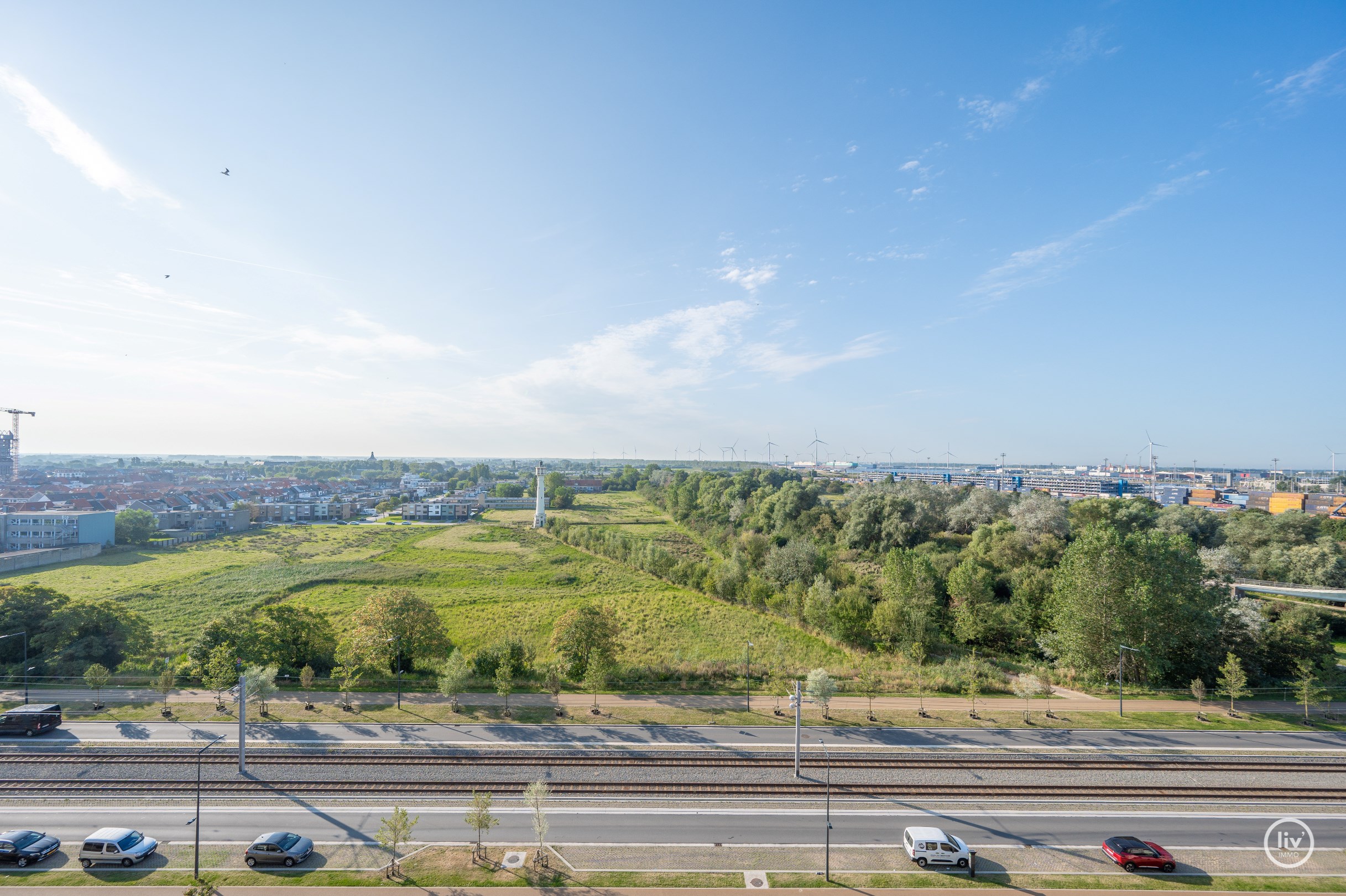 Ruim appartement ( 7 m gevelbreedte ) met frontaal zeezicht voorraan en prachtig open zicht achteraan gelegen op de Zeedijk te Heist. 