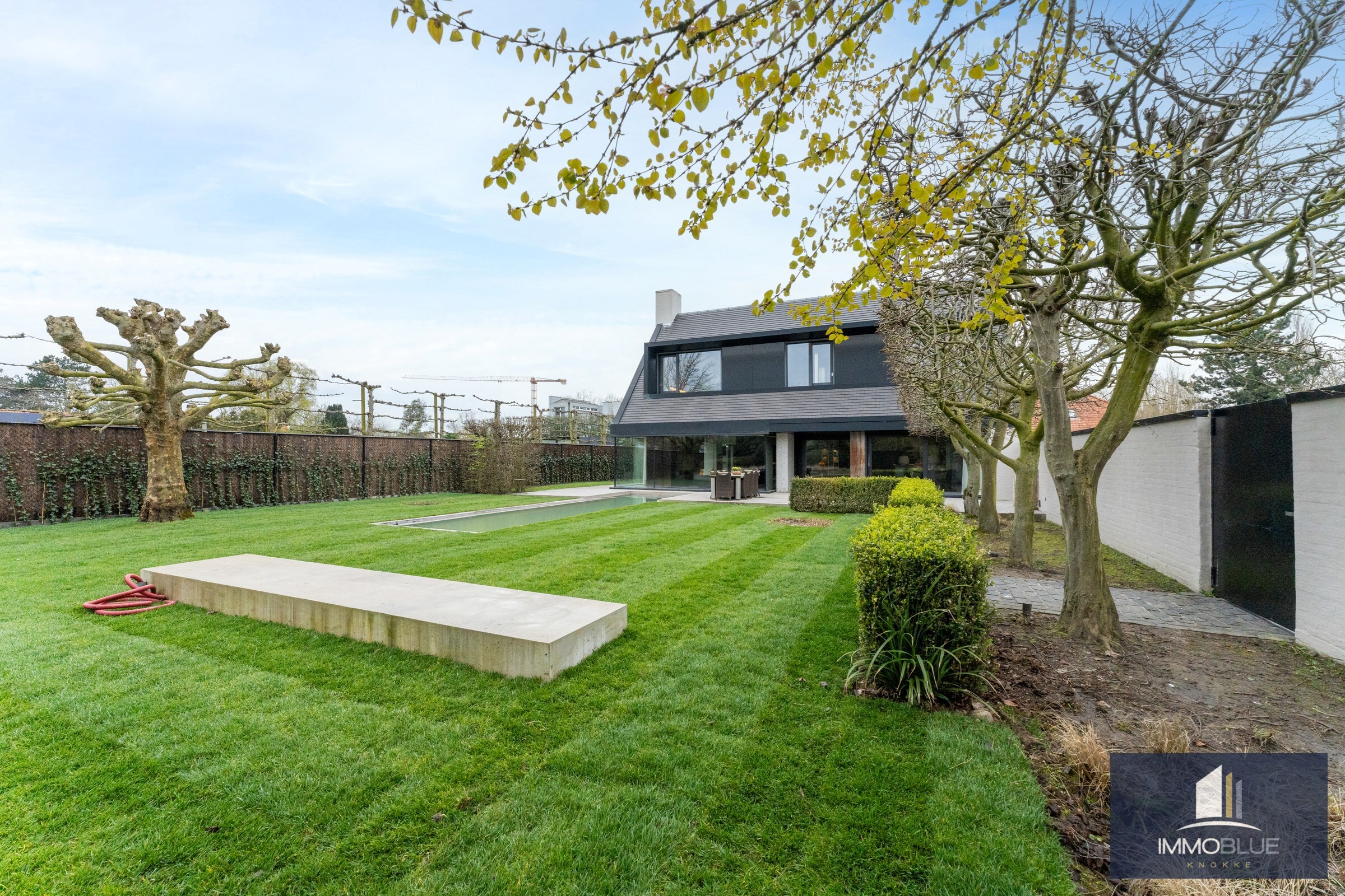 Ruime, stijlvolle villa met veel privacy en een zongerichte tuin gelegen in een residenti&#235;le wijk te Knokke. 