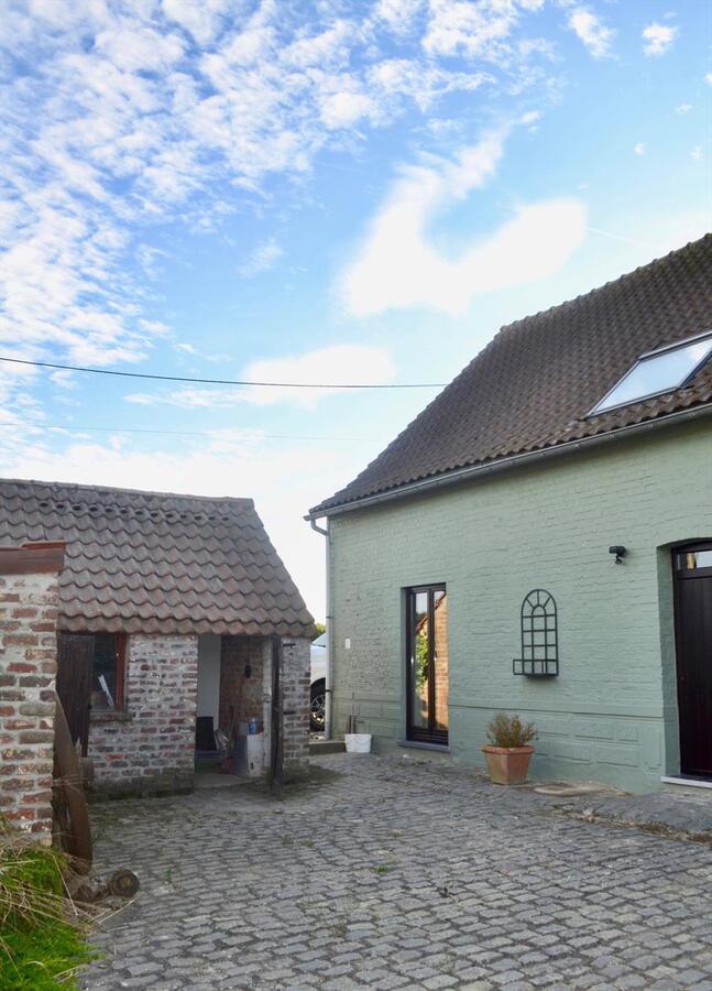 Zeer rustig gelegen hoeve te Deux-Acren (Lessen) op 3424 m&#178; met huur van ca. 5 ha. 