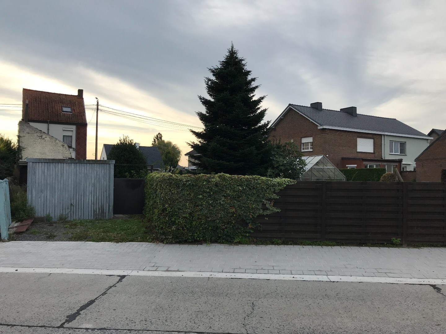 460m&#178; goed gelegen bouwgrond met uitweg in achterliggende straat. 