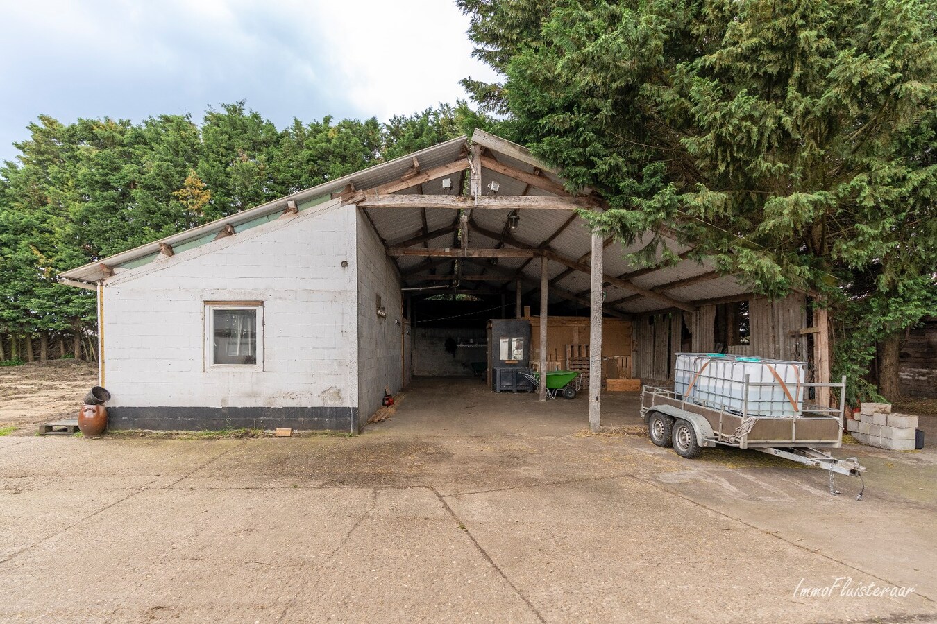 Paardenaccommodatie met 46 stallen, buitenpiste en hangaar op ca. 55 are te Linkhout (Lummen) 