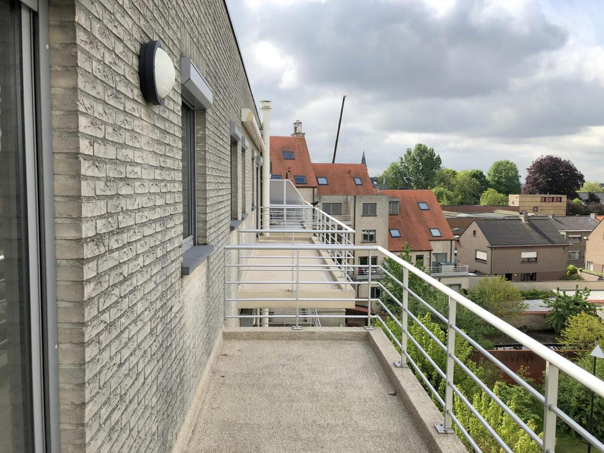 Modern en lichtrijk dakappartement met 2 slaapkamers in centrum Aalter 