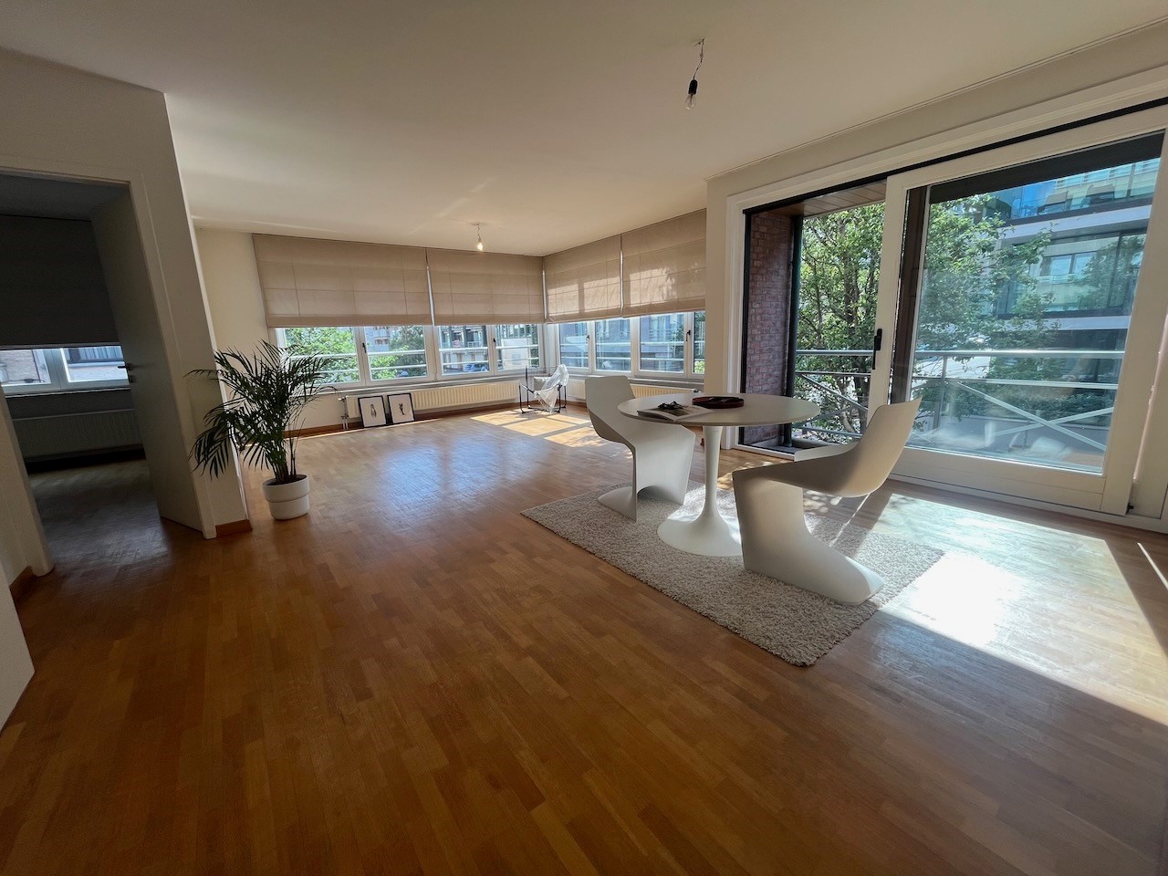 Lichtrijk hoekappartement met twee volwaardige slaapkamers gelegen in het centrum van Knokke. 