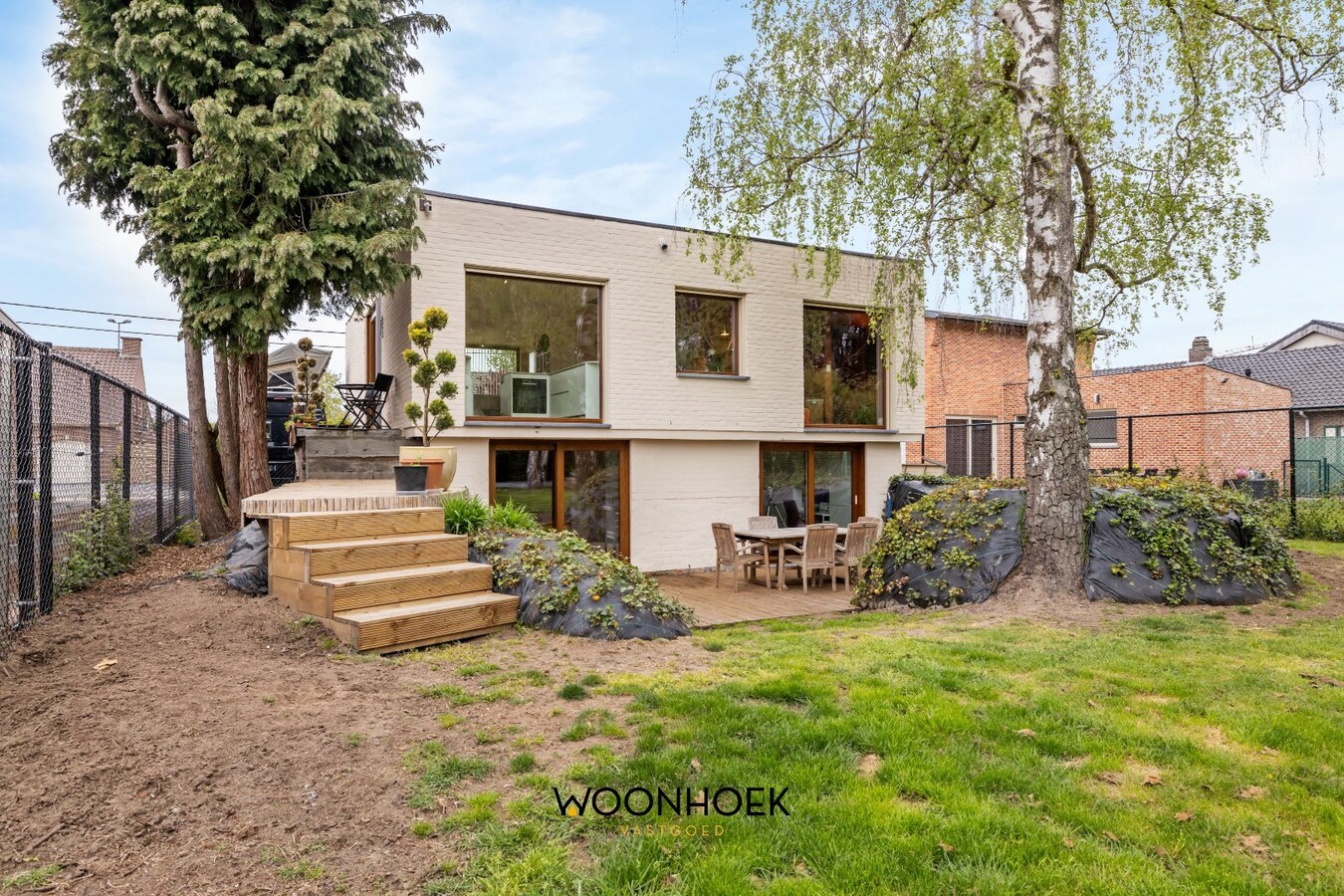 Uitstekend gelegen OB met inpandige garage en grote tuin in Moerbeke! 