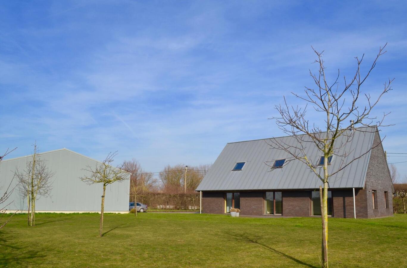 Moderne villa met multifunctionele loods op ca. 3.500 m&#178; te Melsele (Optie: aankoop 1,7 Ha aanpalende grond) 