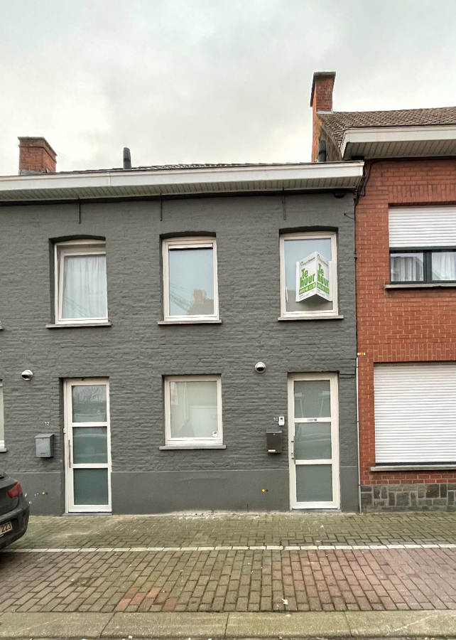 Gerenoveerde rijwoning met 2 ruime slaapkamers en koer te centrum Roeselare 