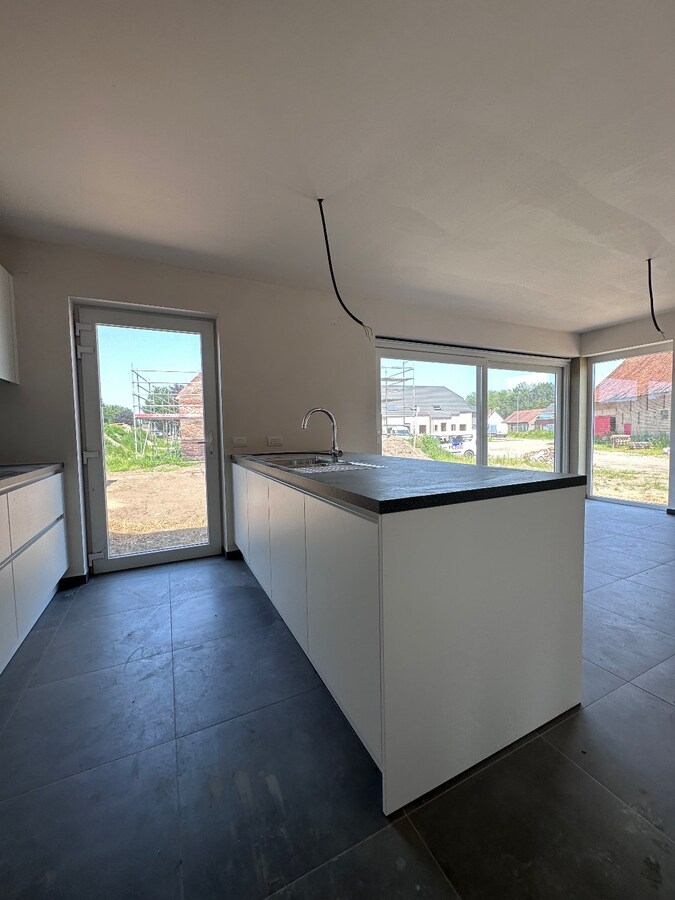 Nieuwbouwwoning met 4 slaapkamers en garage te Eernegem 