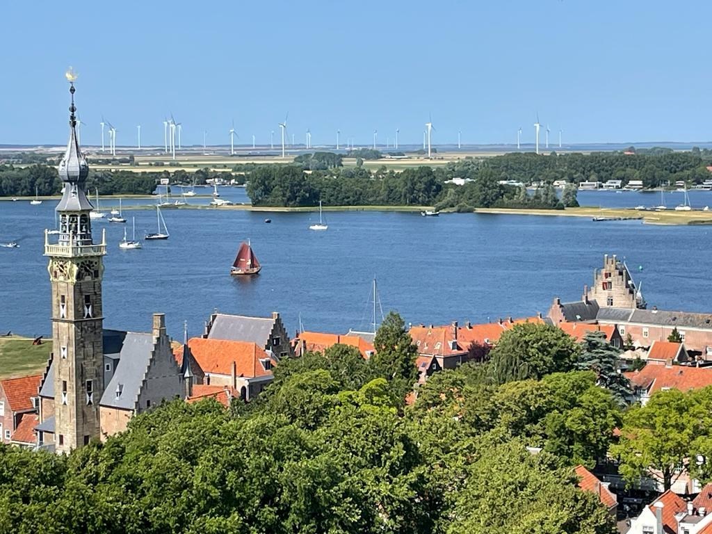 T.A. Makelaardij biedt aan:  Reigerlaan 10 te Kamperland; moderne architectonische vrijstaande villa met extra brede vrijstaande garage en royale private tuin rondom. 