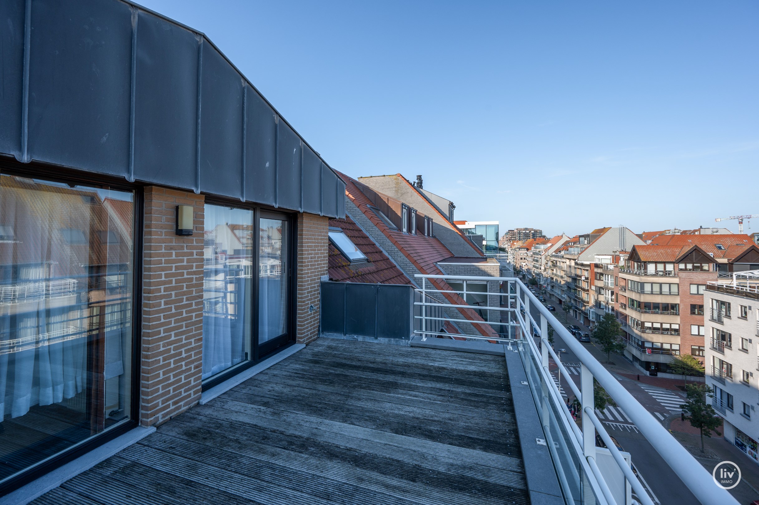 Agr&#233;able duplex rafra&#238;chissant avec de belles terrasses, situ&#233; au centre de l&#39;avenue L&#233;opold &#224; Knokke. 