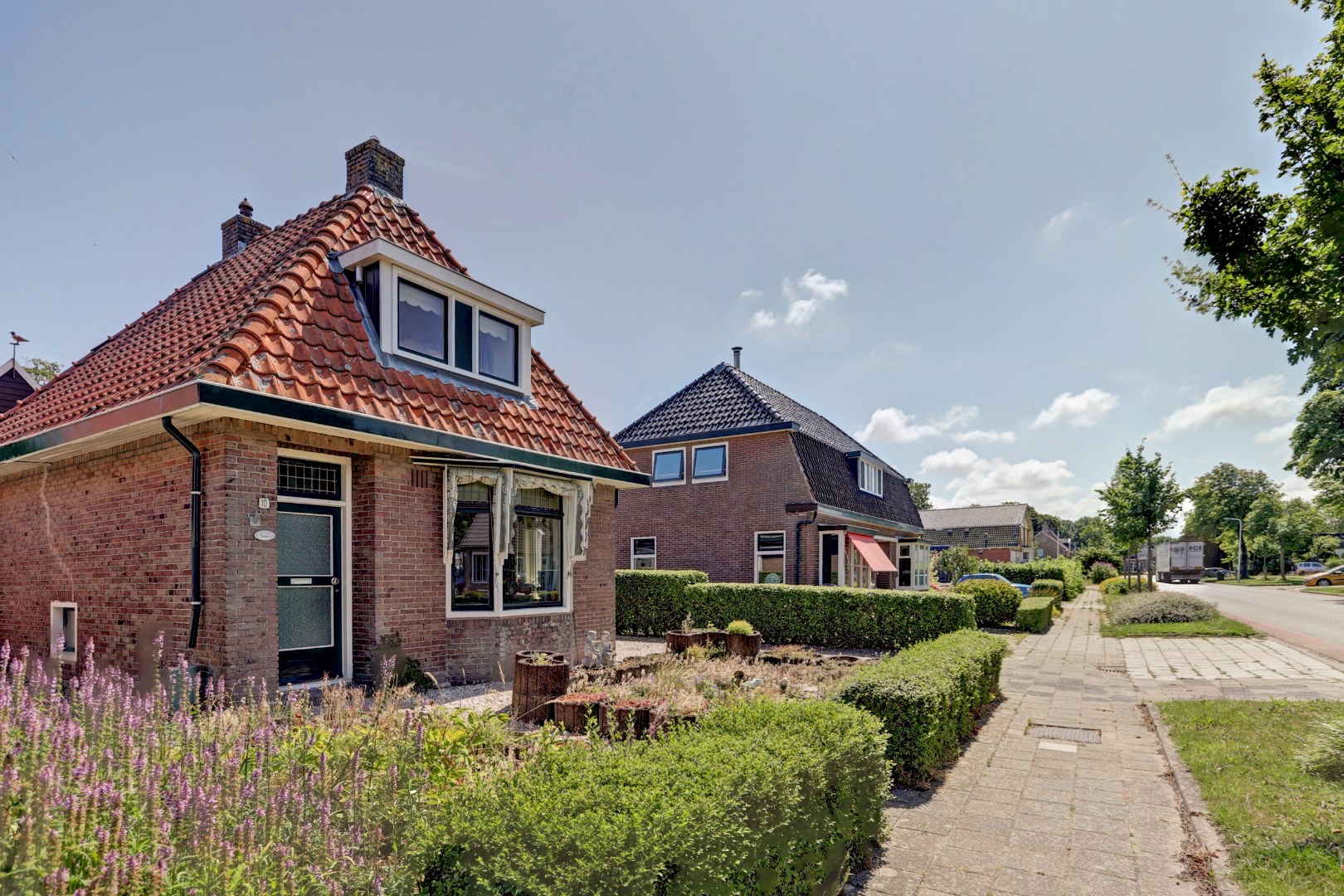Voor het eerst sinds 1967 weer beschikbaar! Deze karaktervolle jaren ’30 woning met diepe tuin, bergingen en slaapkamer op de begane grond wacht op een nieuwe toekomst. 