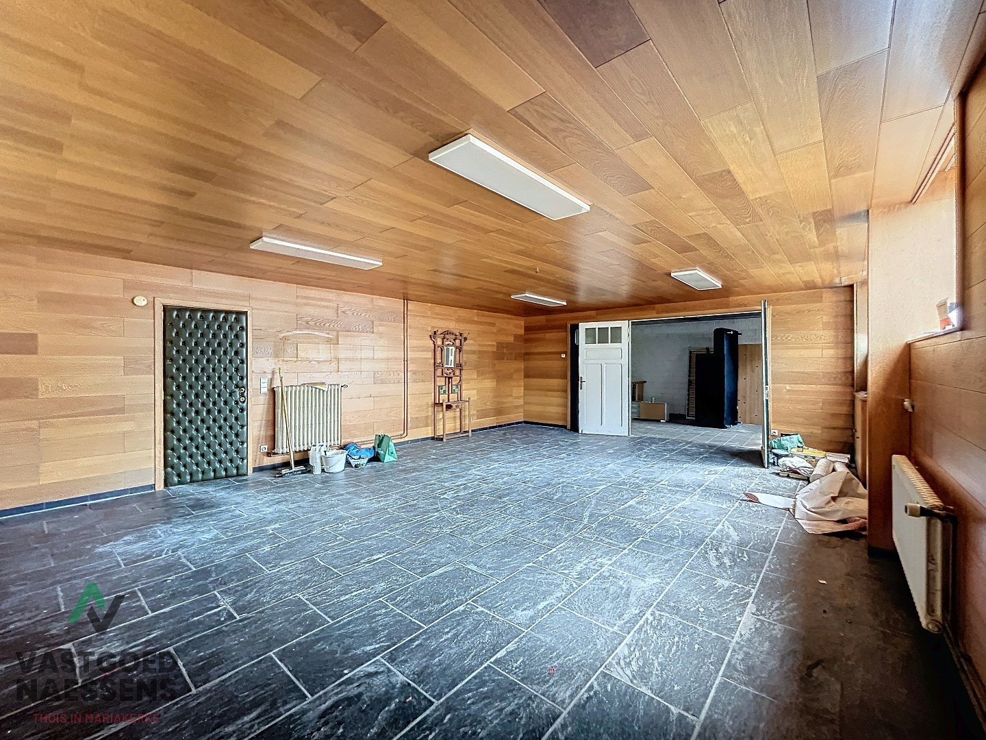 Maison d&#39;angle avec entrep&#244;t - garage - 5 chambres &#224; coucher et terrasse 