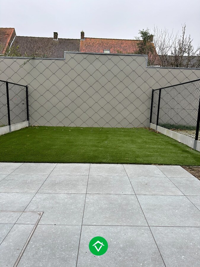 Gelijkvloers nieuwbouwappartement met 2 slaapkamers, tuin en garage. 