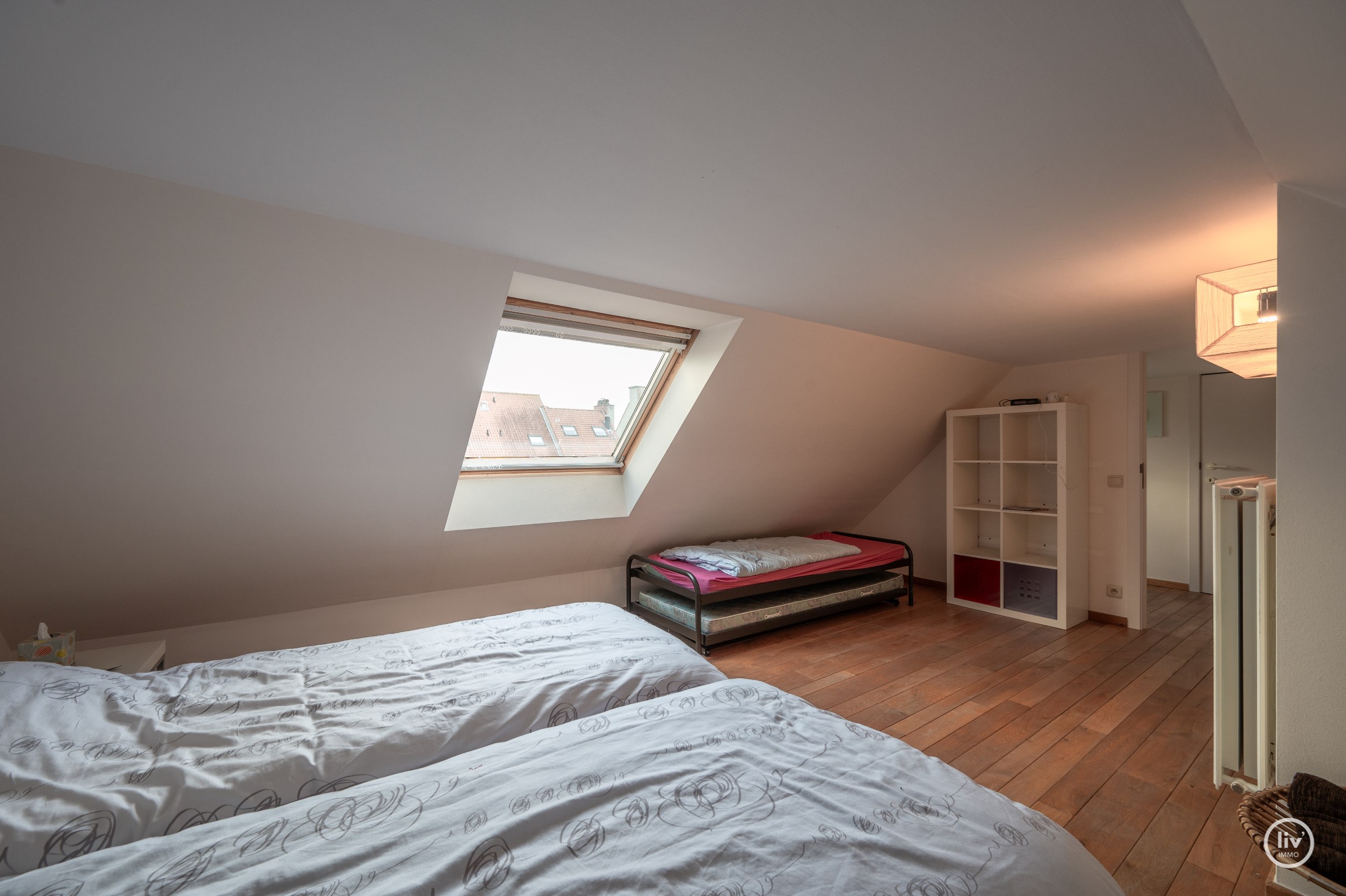 Appartement sous les toits spacieux et ensoleill&#233; (227 m2) avec environ 33m&#178; de terrasses situ&#233; au centre de Knokke, &#224; distance de marche de la digue et de la place Rubens. 