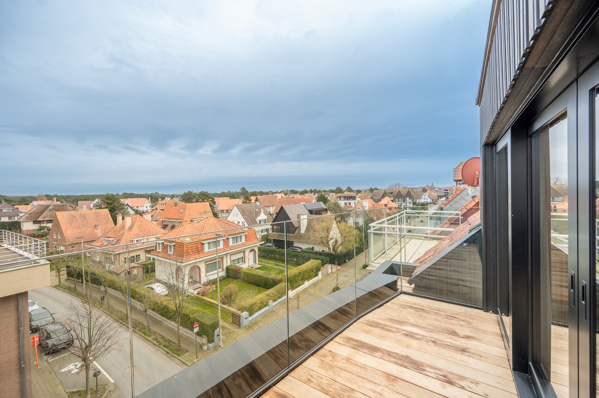 Prachtig gerenoveerd appartement gelegen in de Piers de raveschootlaan met een prachtig open zicht over de villas. Kleinschallig gebouw. 