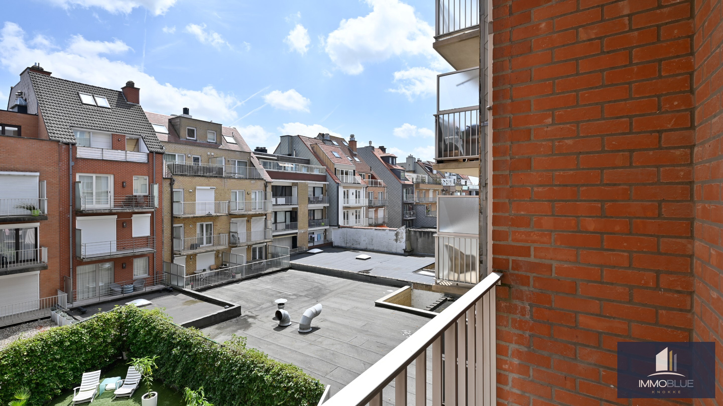 Centraal gelegen, volledig gerenoveerd appartement met drie slaapkamers. 