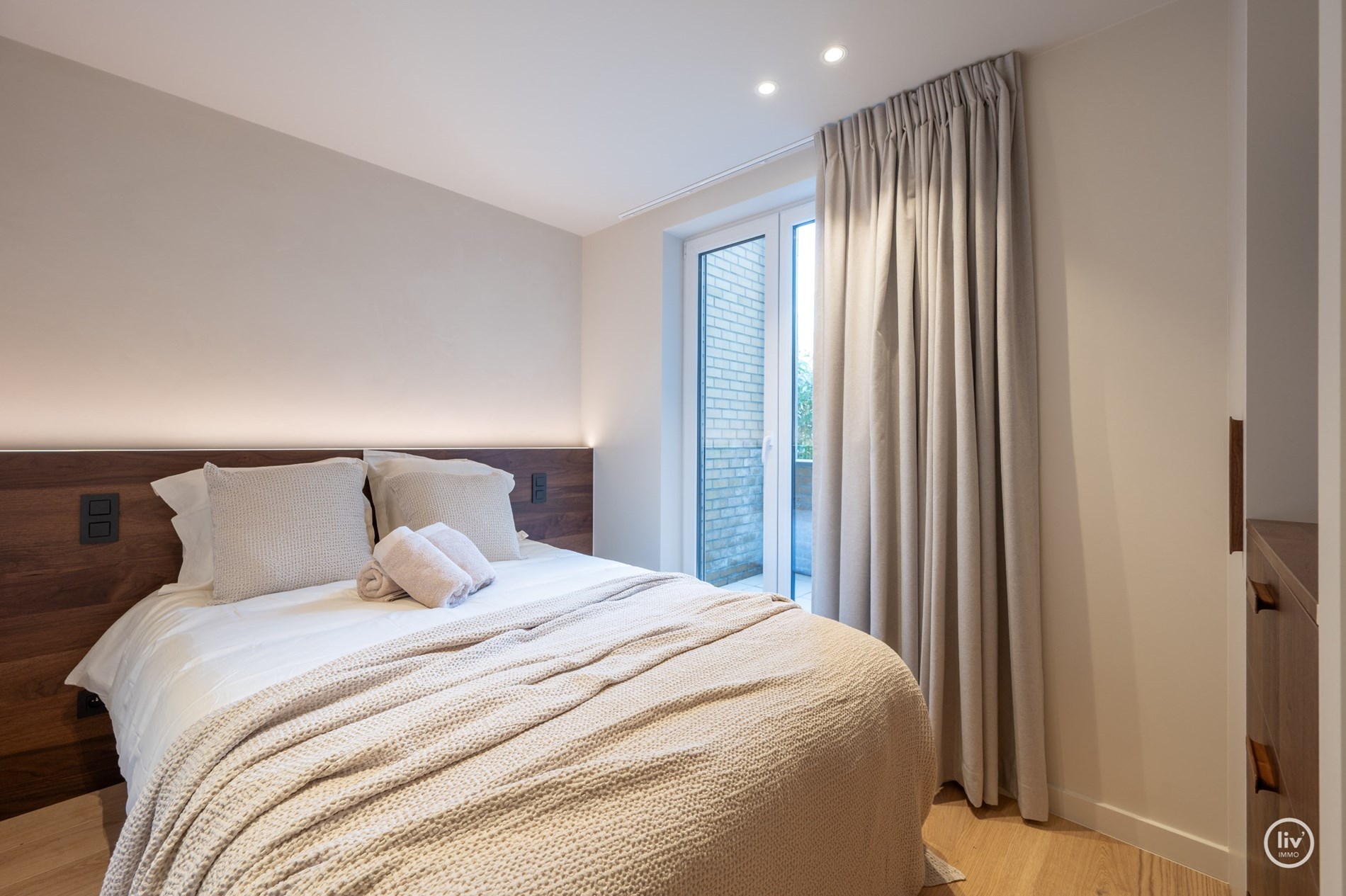 Stijlvol gerenoveerd hoekappartement  (130 m2) met royale gevelbreedte en zuidgerichte terras. 
