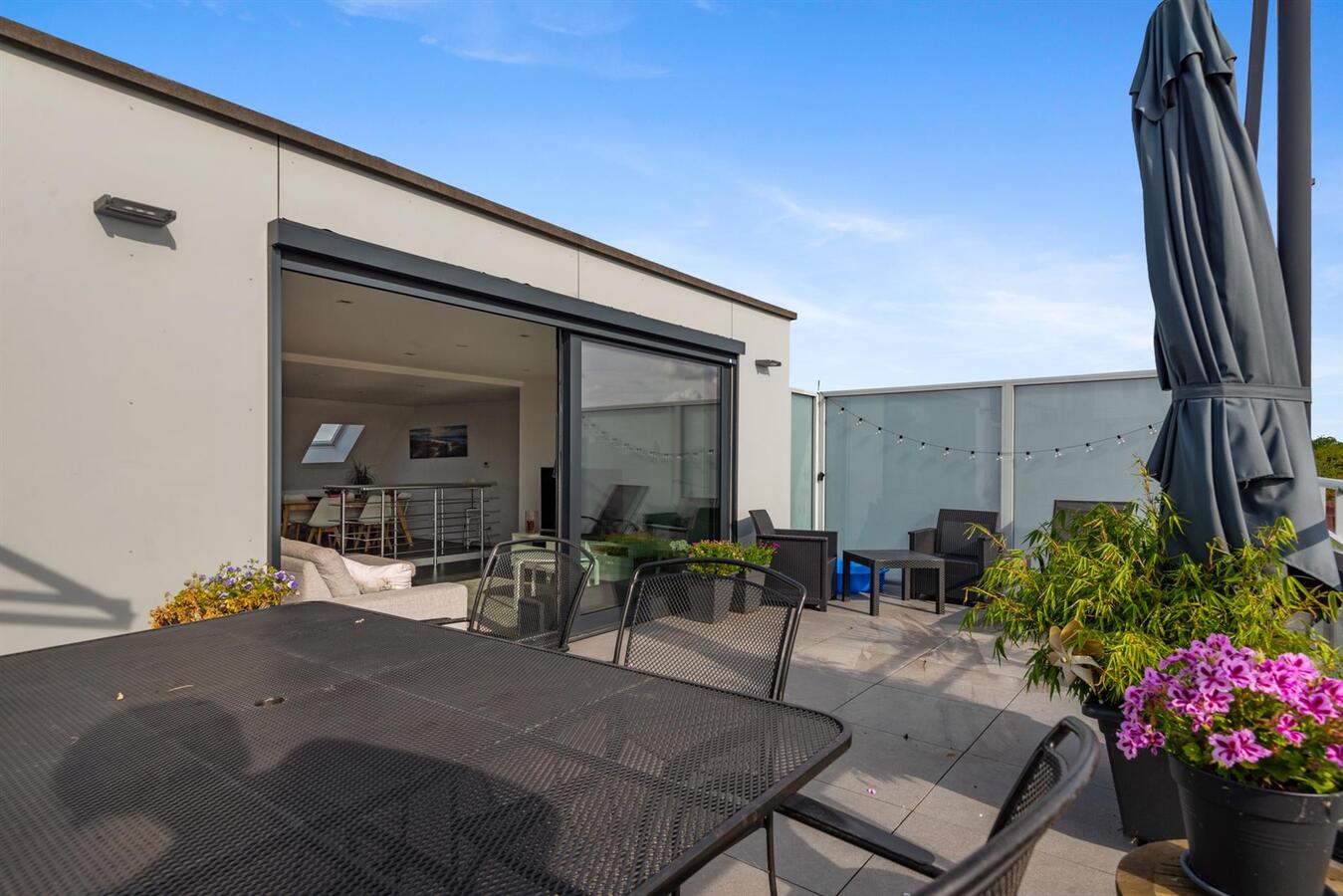 Gerenoveerd duplex appartement met ruim terras! 