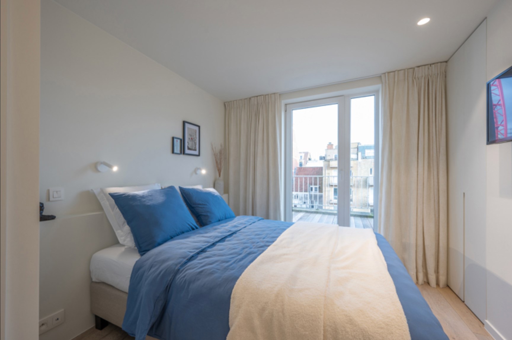 Integraal gerenoveerd dak-appartement met zonne-terrassen op 20 meter wandelafstand van de zeedijk-Albertstrand. 