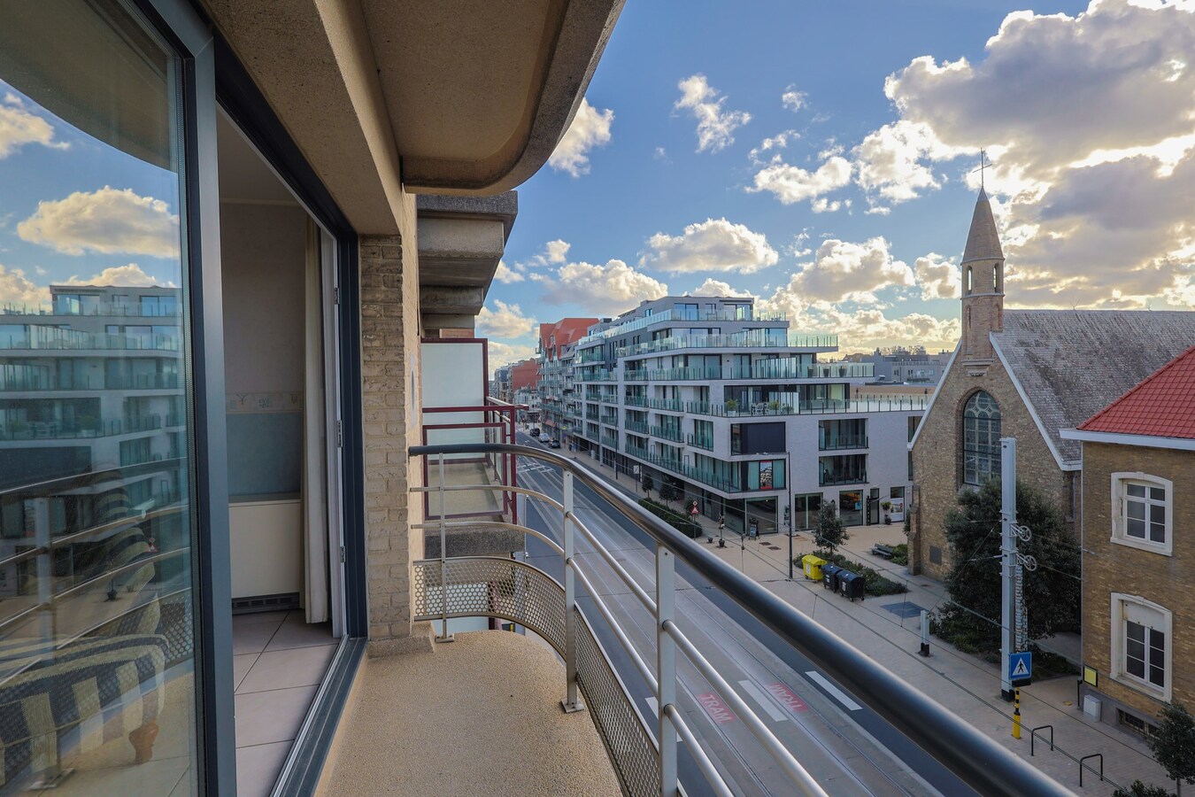 Zonnig en ruim appartement met twee slaapkamers op wandelafstand van de zee 