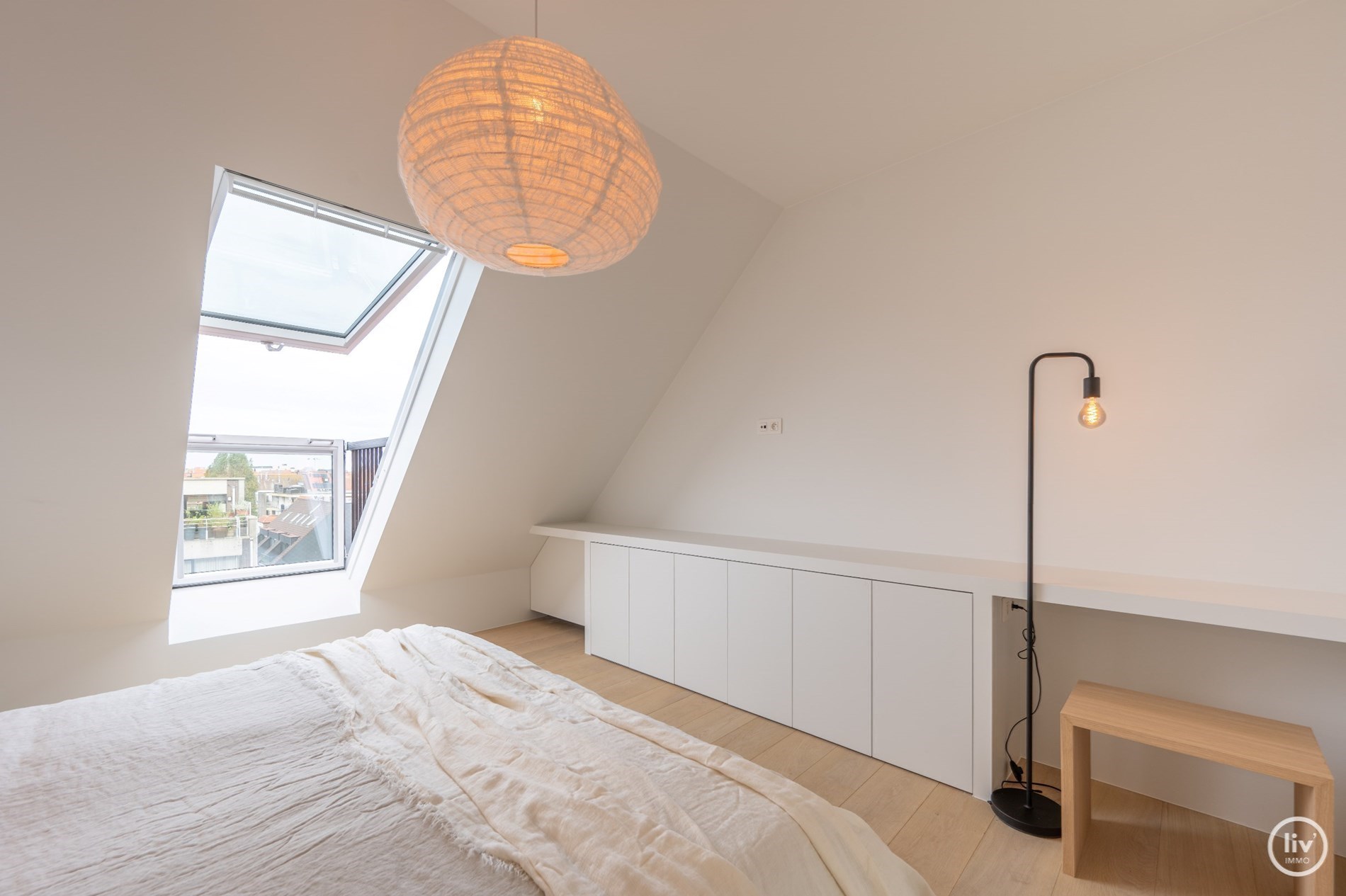 Prachtig gerenoveerd duplex appartement met ruim Westgericht terras gelegen op de Lippenslaan te Knokke. 