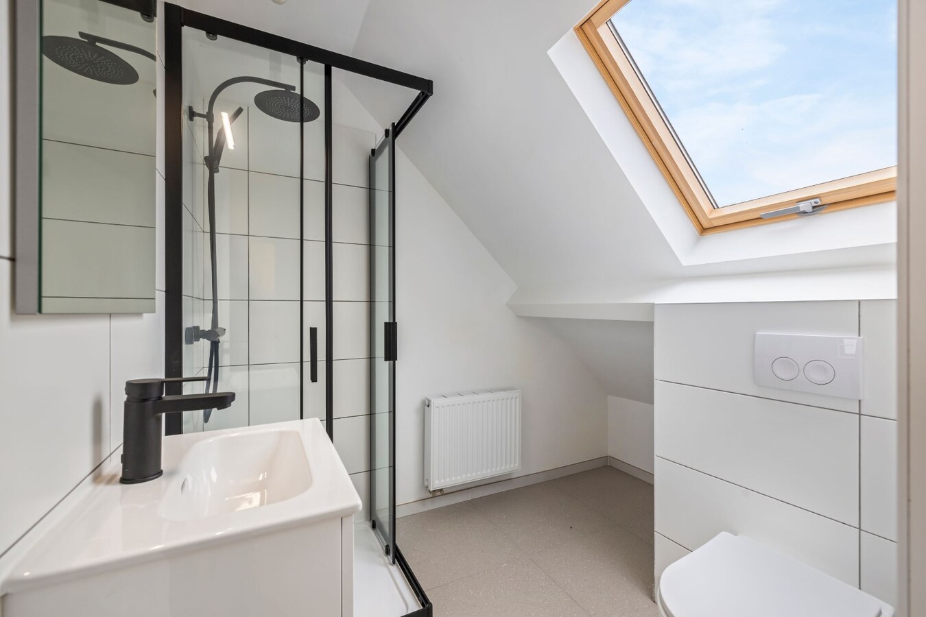 Luxueus gerenoveerde (2025) woning bijgebouw &amp; ruime tuin in Zwijndrecht 
