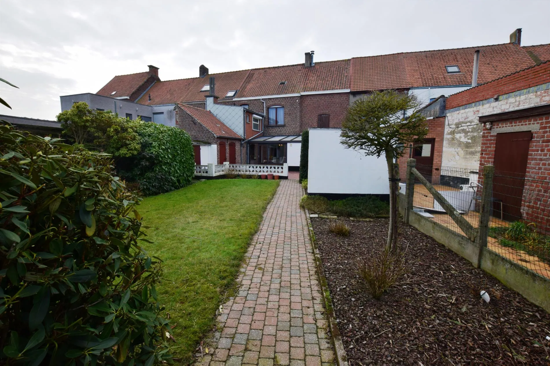 Ruime woning met 3 slaapkamers op 736 m², nabij het centrum van Torhout.
