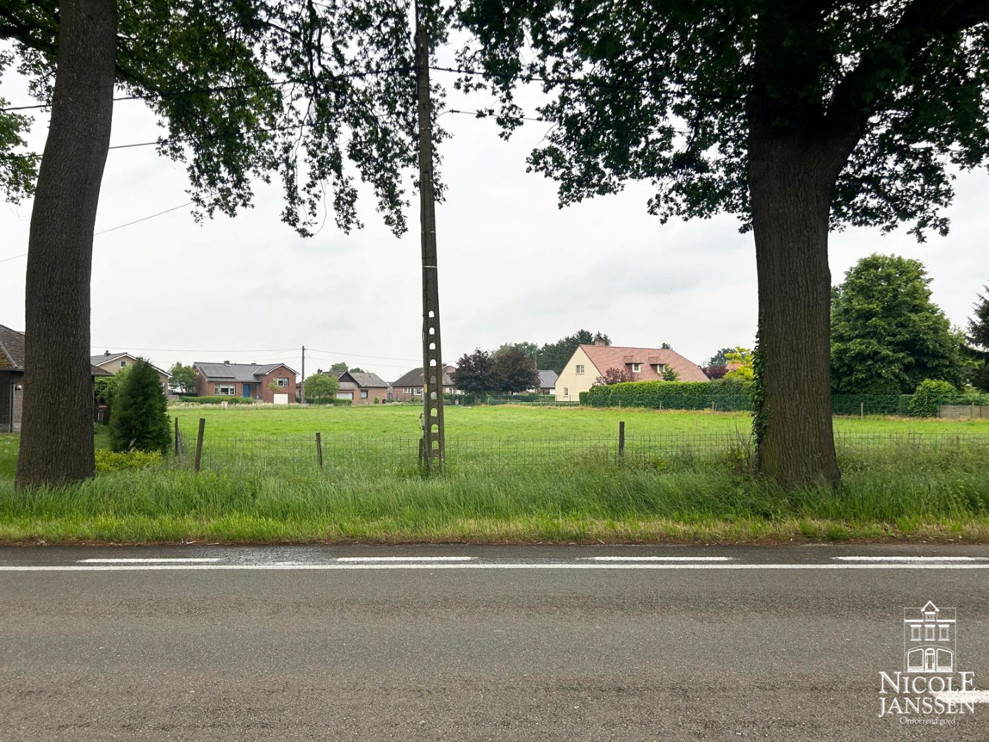 Bakker, superette, horeca, sporthal, school,… liggen allen slechts op wandelafstand.