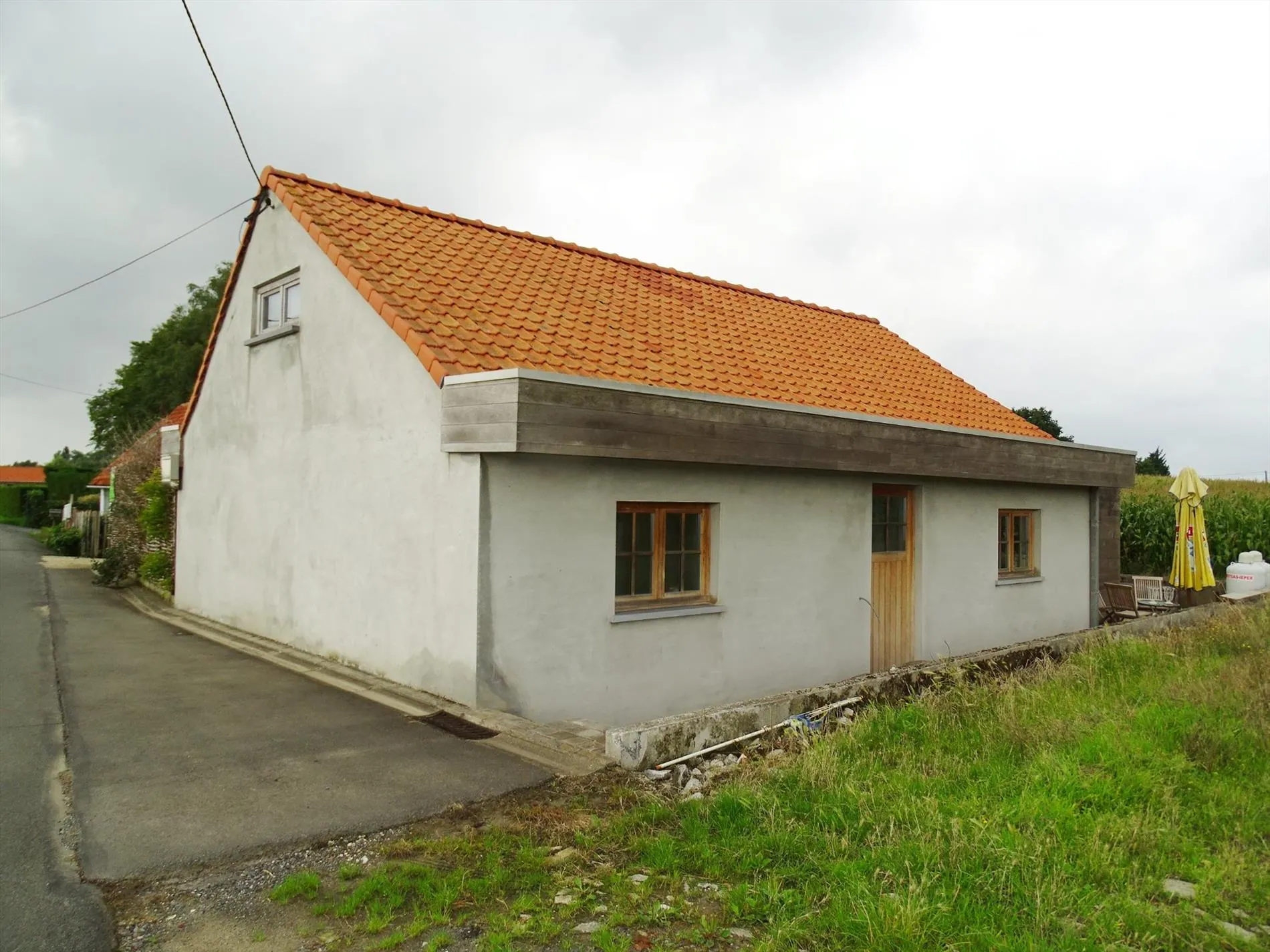 Alleenstaande landelijk gelegen woning te Alveringem. 