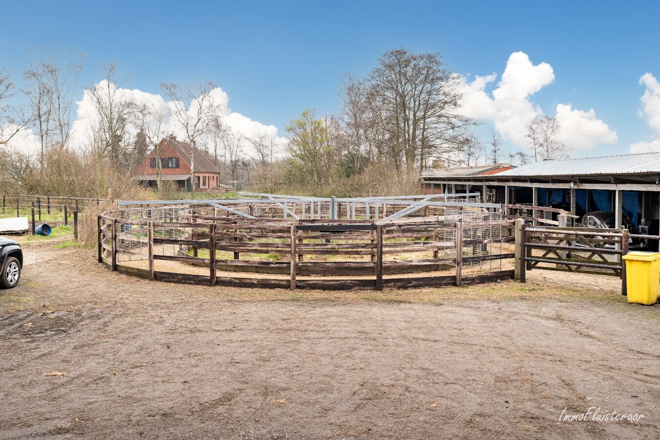 Hippisch complex op ca. 1,9 ha te Rijkevorsel Vergunning voor binnenpiste (60m x 30m) aanwezig! 