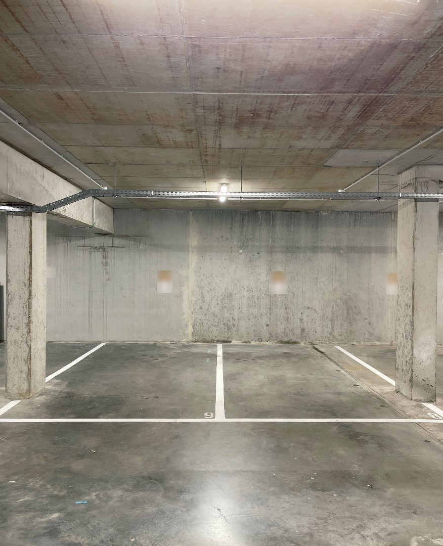 places de parking souterrain au centre de Halle 