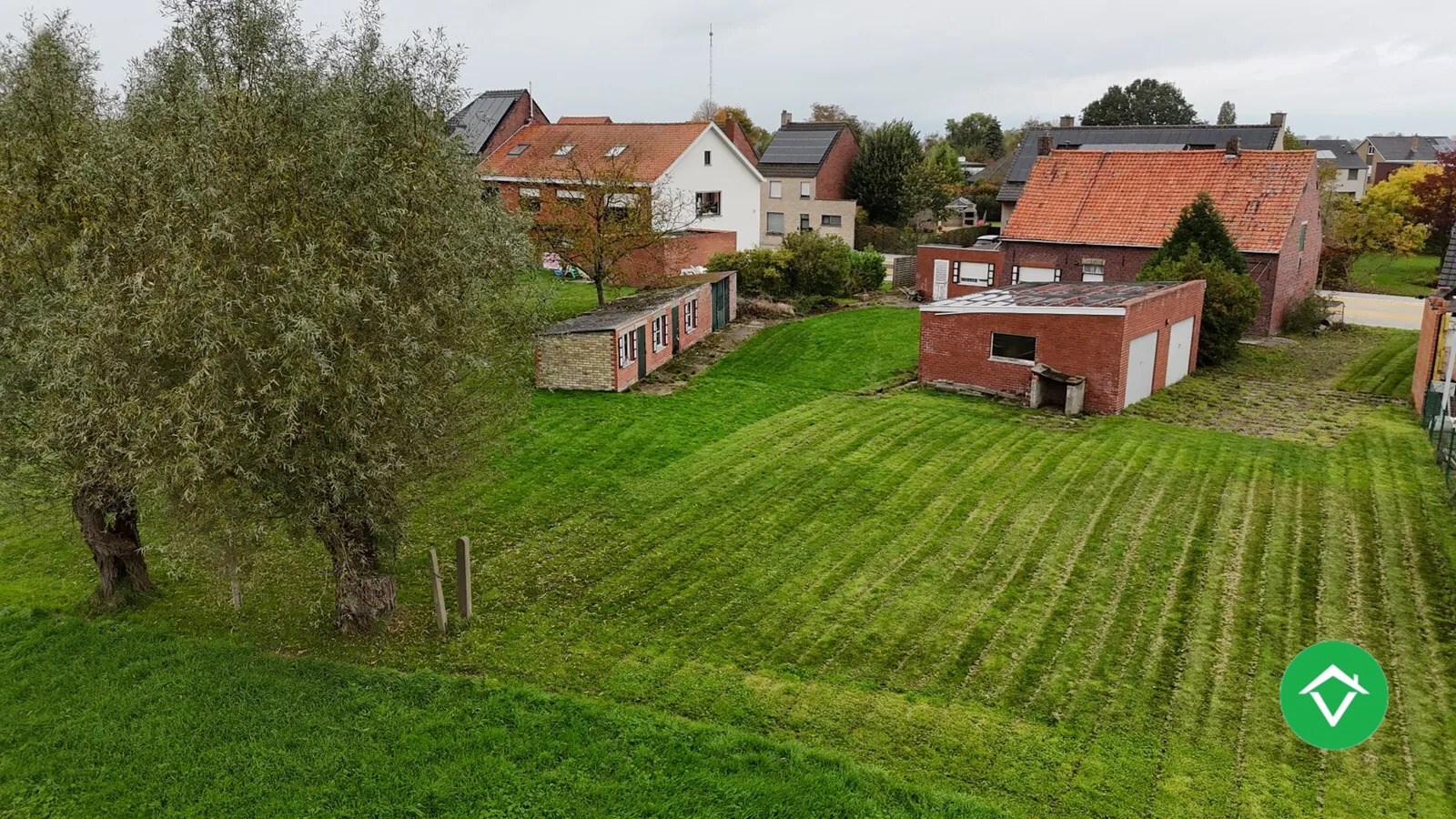Te renoveren woning met 3  slaapkamers en bijhorend stuk grond te Koekelare 