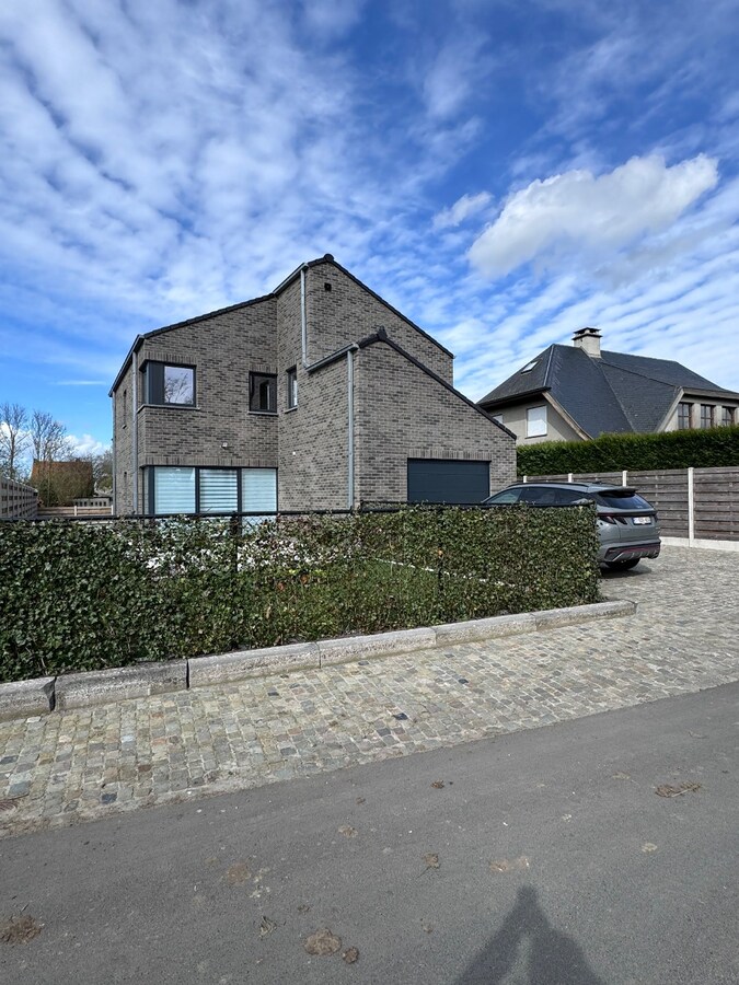 Nieuwbouwwoning met 4 slaapkamers en garage te Eernegem 