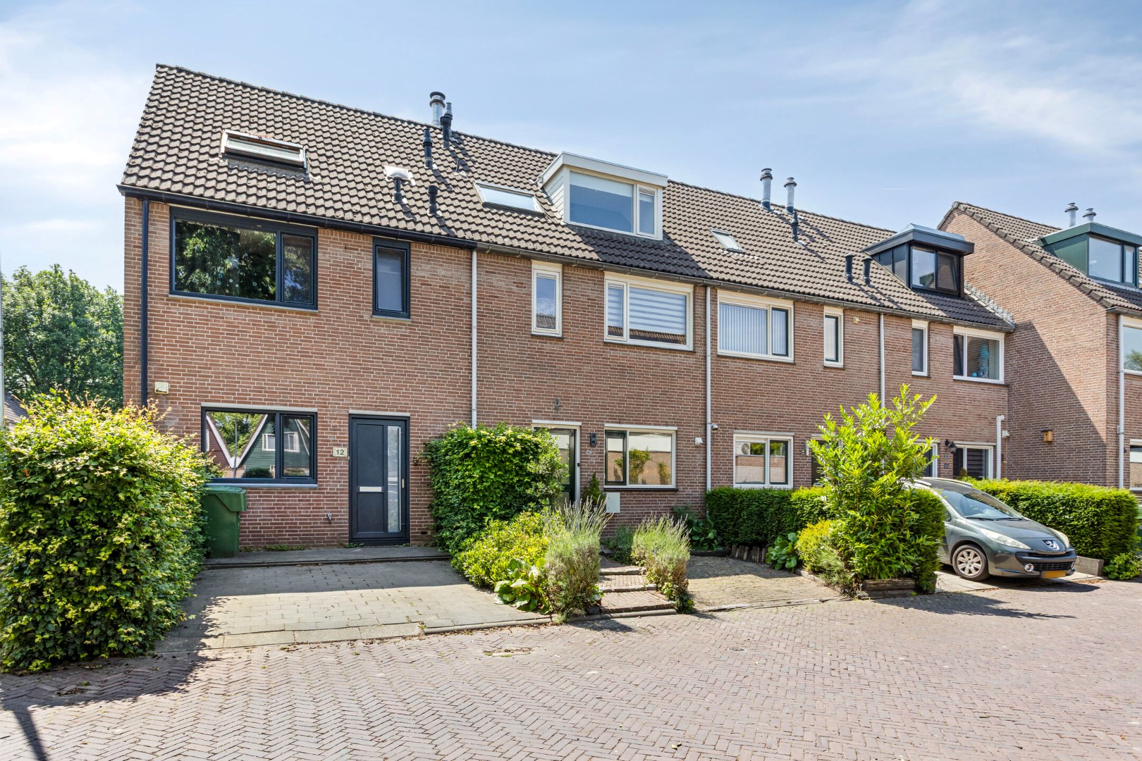 Ruime eengezinswoning met vijf kamers, parkeerplaats, twee dakkapellen en zonnige tuin op het zuiden 
