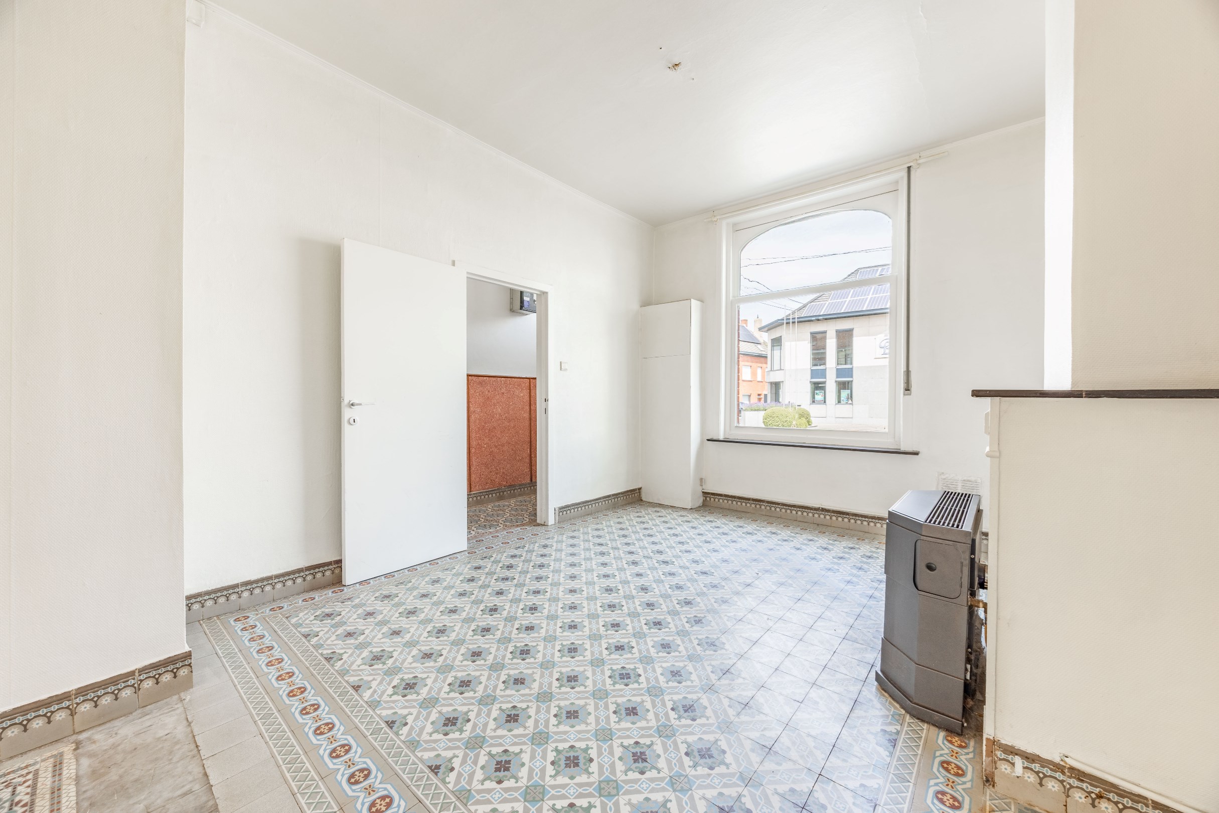 TE RENOVEREN WONING MET GARAGE 
