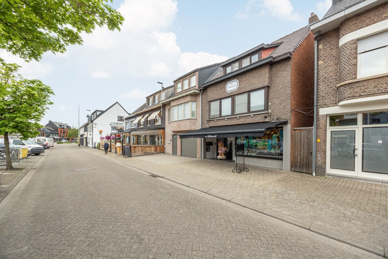 Interessante investeringsopportuniteit in hartje Malle: handelspand + 2 appartementen 
