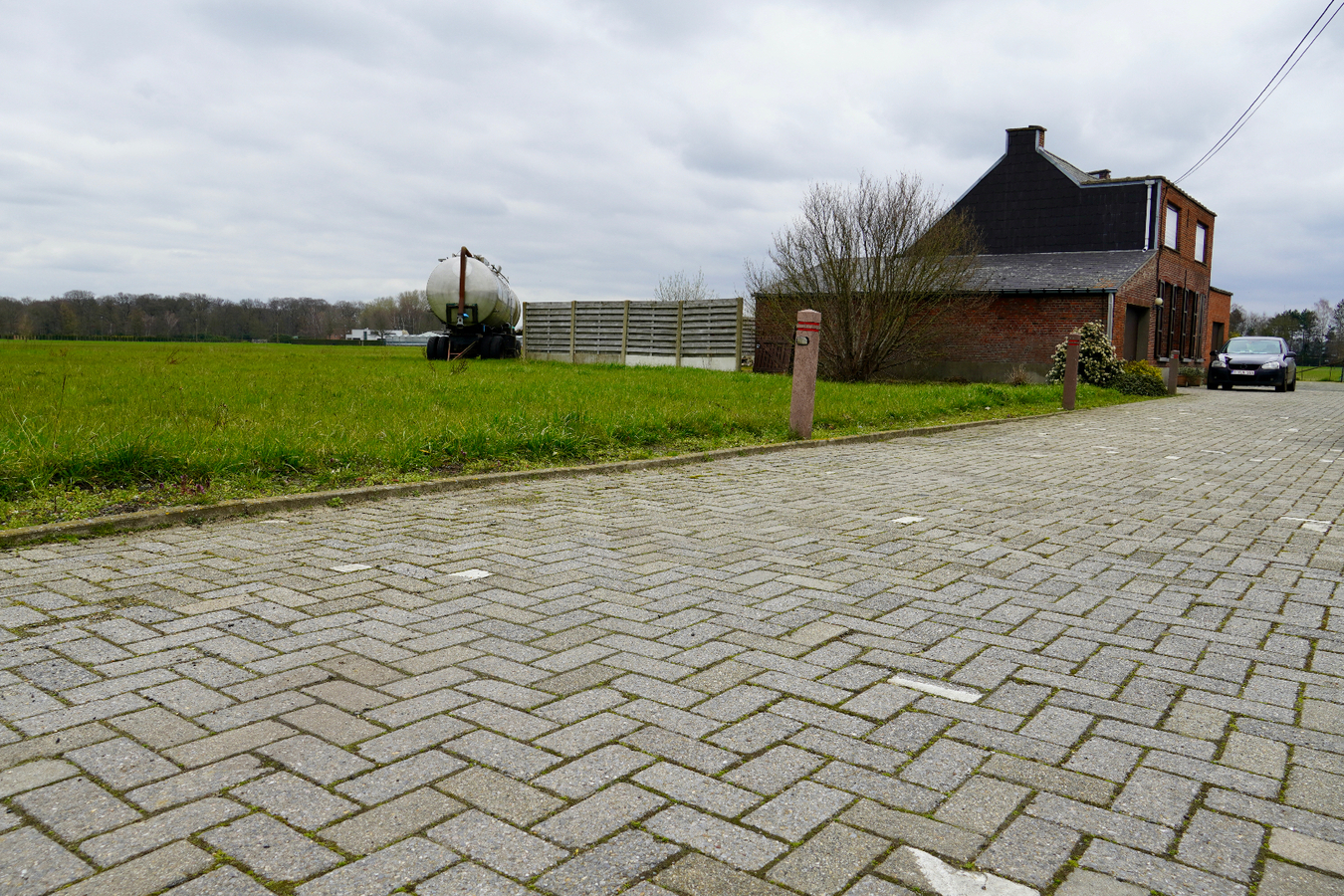 Rustig gelegen woning met schuur op ca. 2800 m&#178; te Koningshooikt 