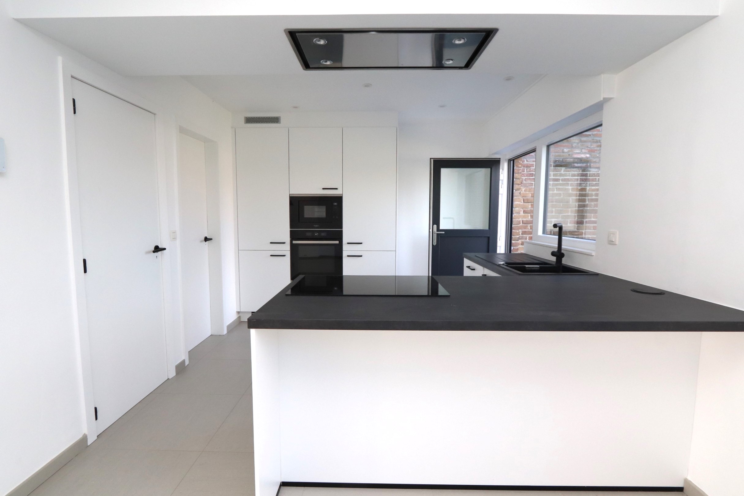 GERENOVEERDE WONING MET 3 SLAAPKAMERS EN TUIN 