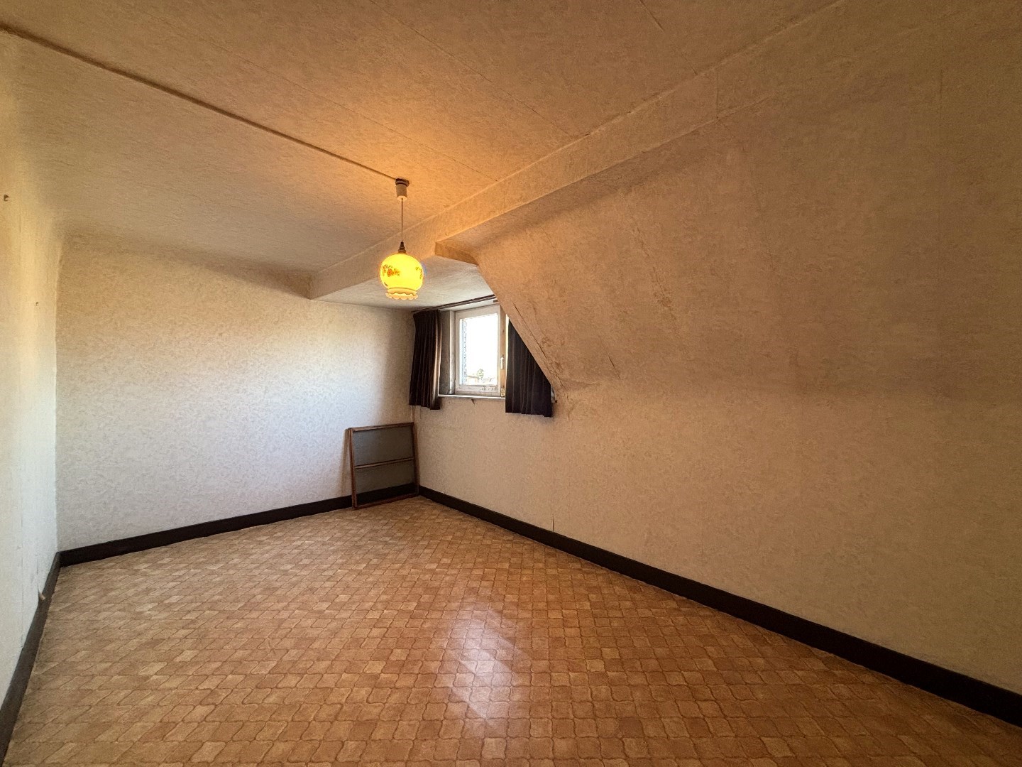 Te renoveren woning met 2 ruime slaapkamers in Mol 