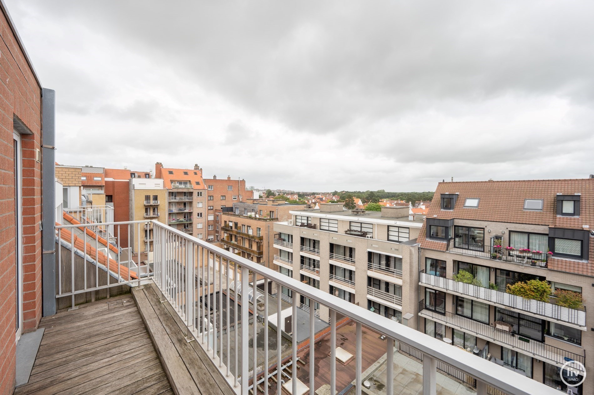 Ruim en zongericht duplexappartement gelegen op een uitstekende locatie in de Lippenslaan. 